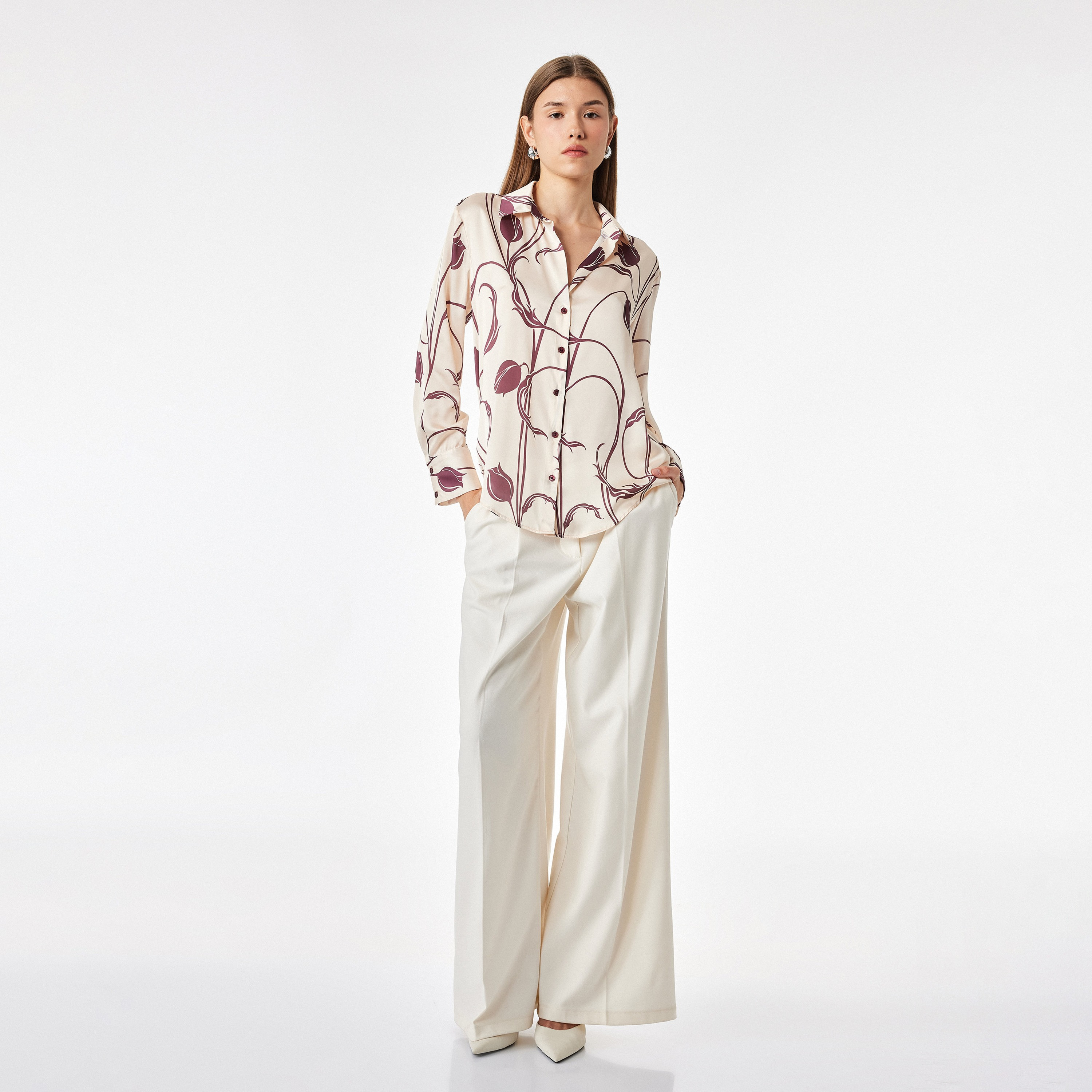 قميص حريمي بطبعة زهور وياقة باللون الكريمه من كوتون-women-clothing-shirtsandblouses-shirts-image-2