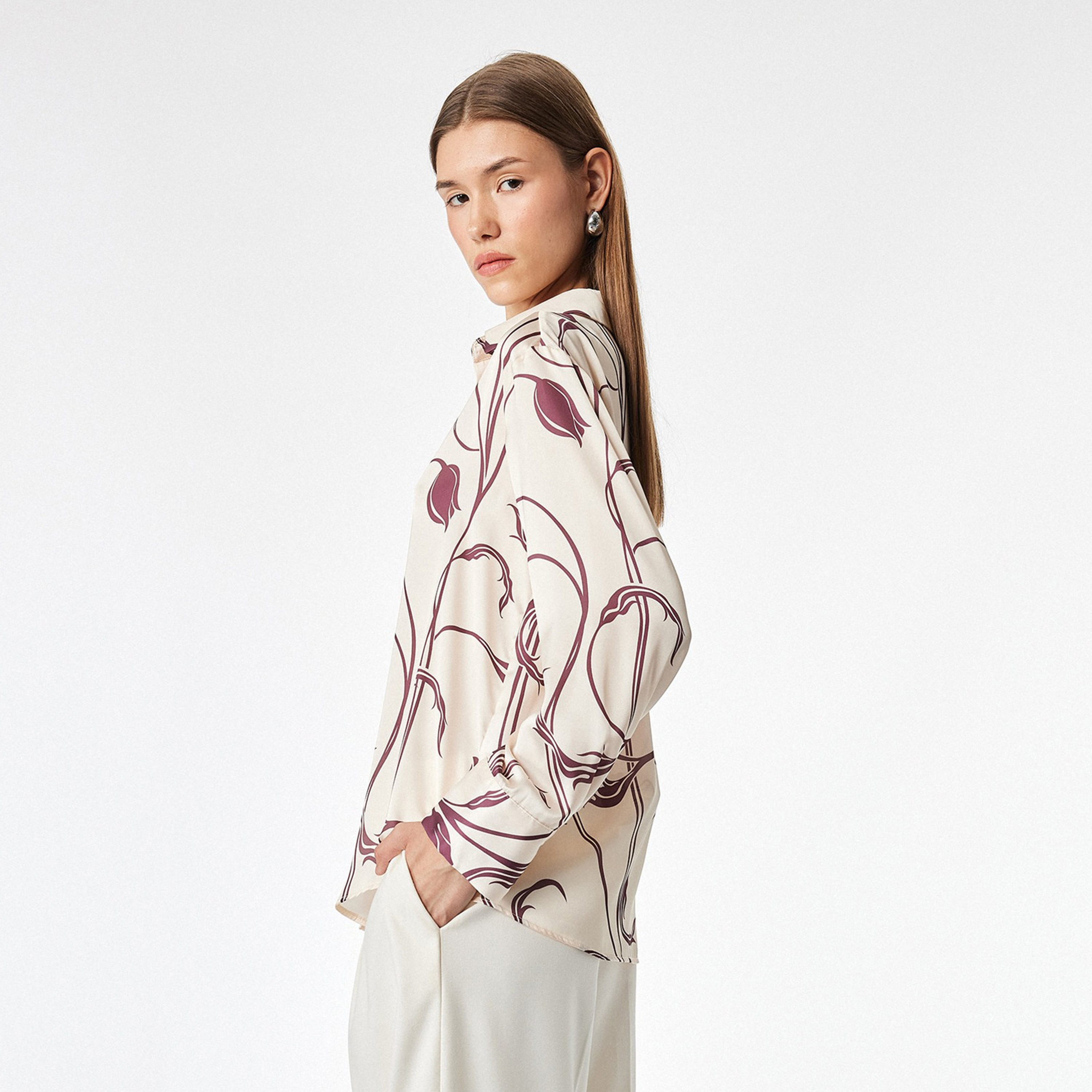 قميص حريمي بطبعة زهور وياقة باللون الكريمه من كوتون-women-clothing-shirtsandblouses-shirts-image-3
