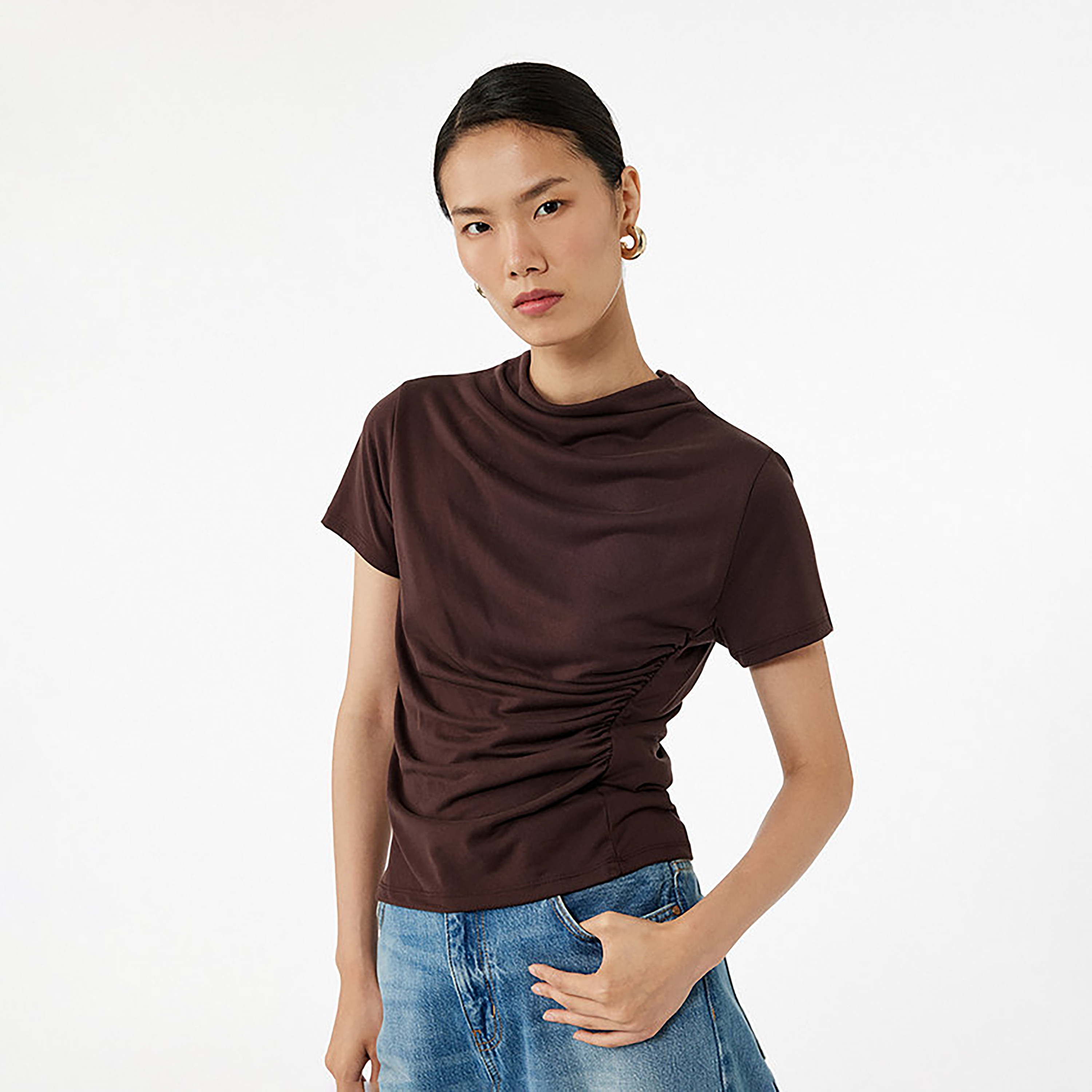 توب حريمي بفتحة رقبة مرتفعة وكشكشة باللون البني الداكن من كوتون-women-clothing-shirtsandblouses-blouses-image-1