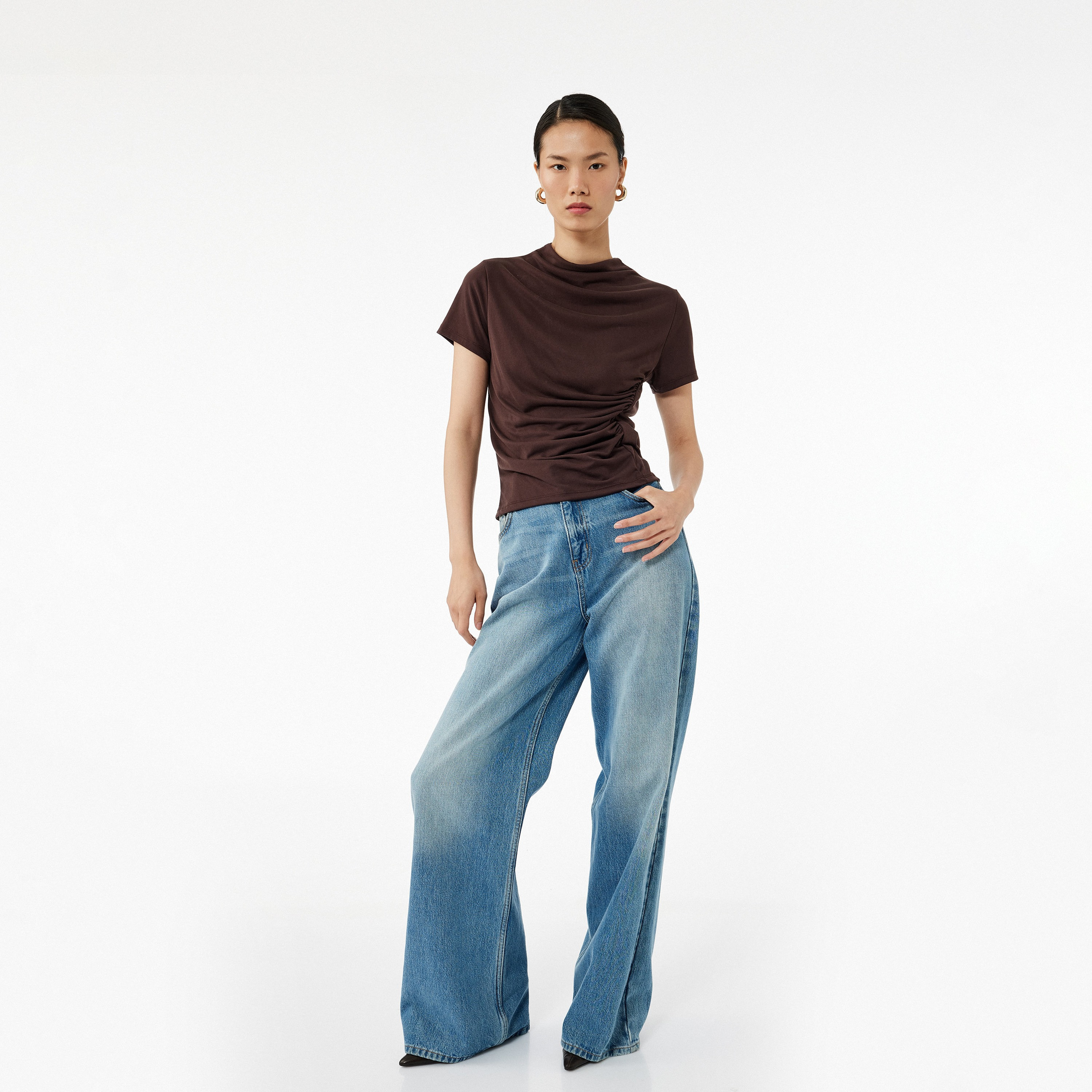 توب حريمي بفتحة رقبة مرتفعة وكشكشة باللون البني الداكن من كوتون-women-clothing-shirtsandblouses-blouses-image-2