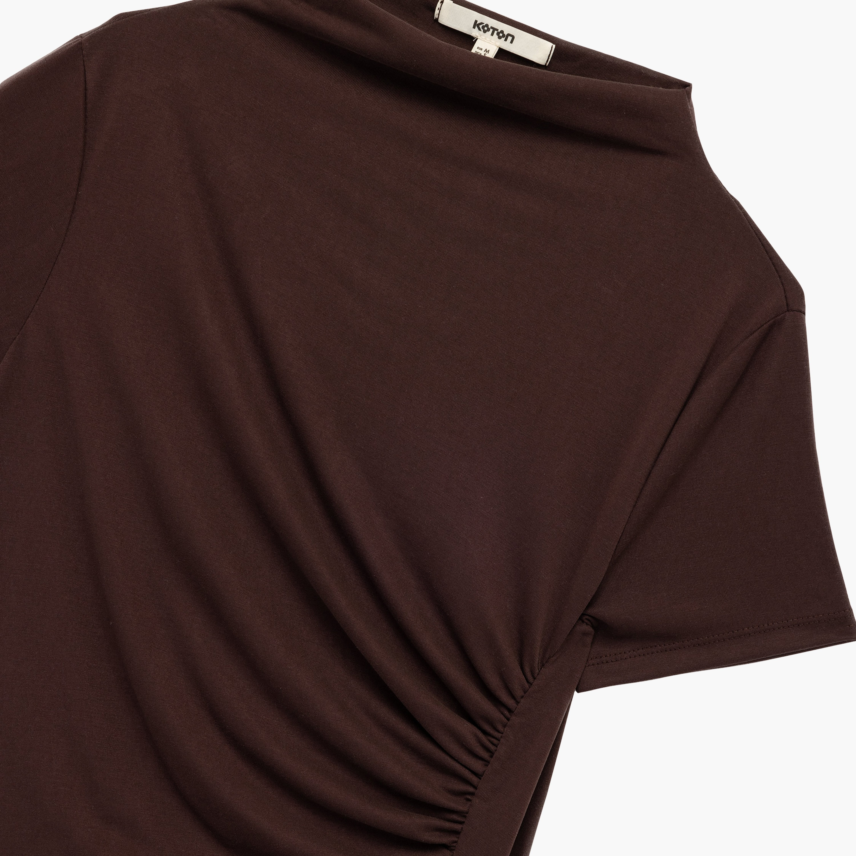 توب حريمي بفتحة رقبة مرتفعة وكشكشة باللون البني الداكن من كوتون-women-clothing-shirtsandblouses-blouses-image-3