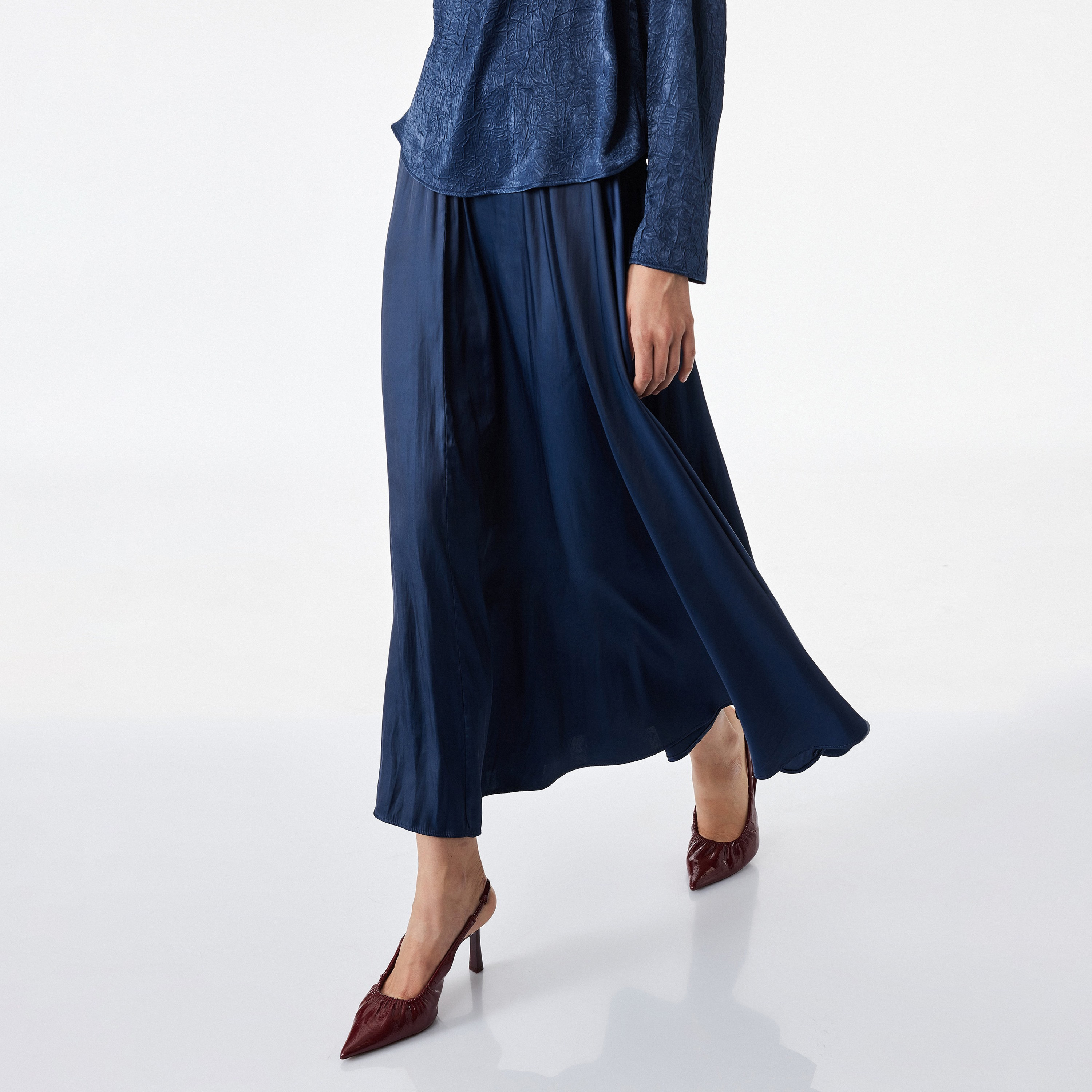 تنورة حريمي بخصر مرتفع وقصة واسعة (فلير) باللون الكحلي من كوتون-women-clothing-skirts-image-5