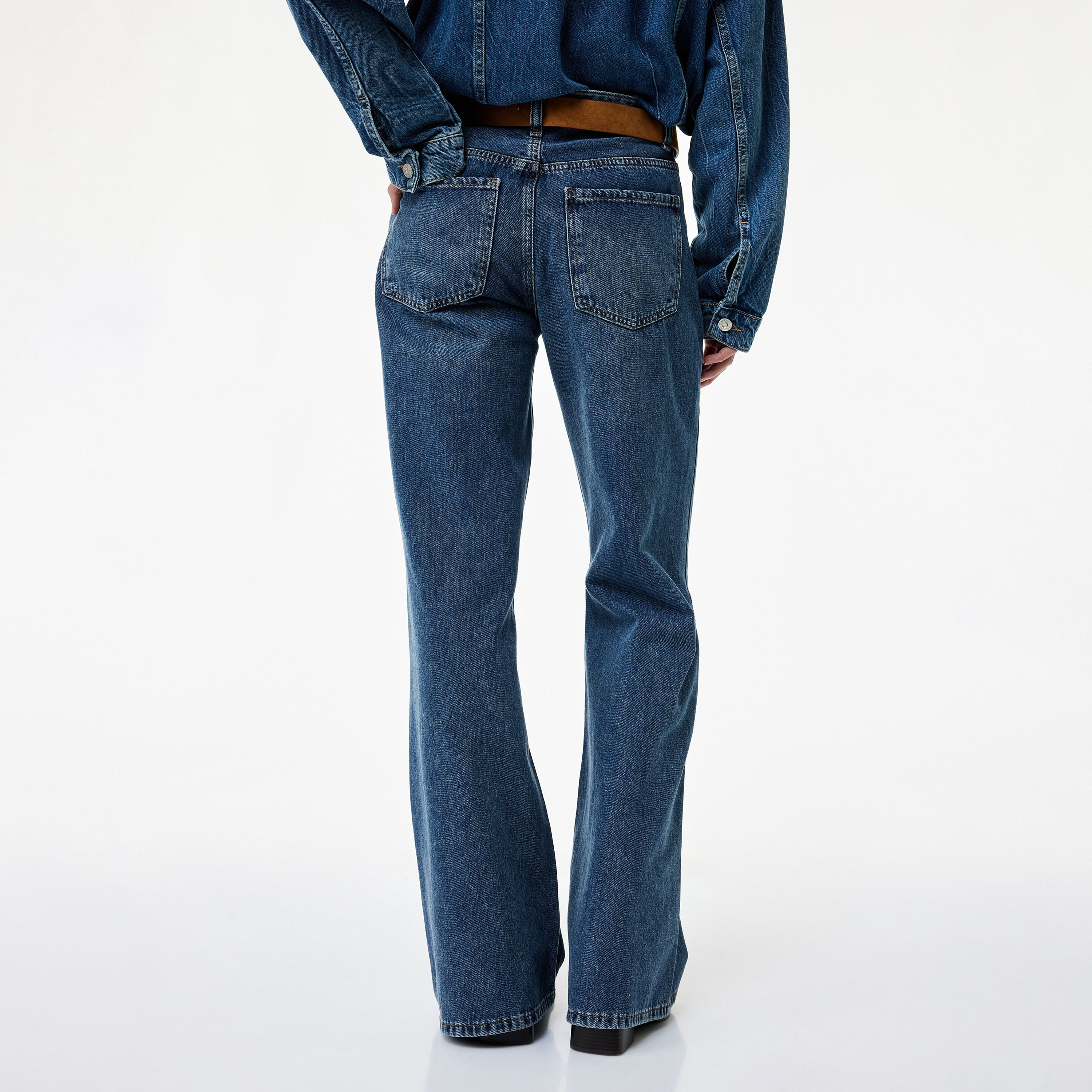 بنطال جينز حريمي بخصر مرتفع وقصة منتظمة وتأثير مغسول من كوتون-women-clothing-jeans-image-4