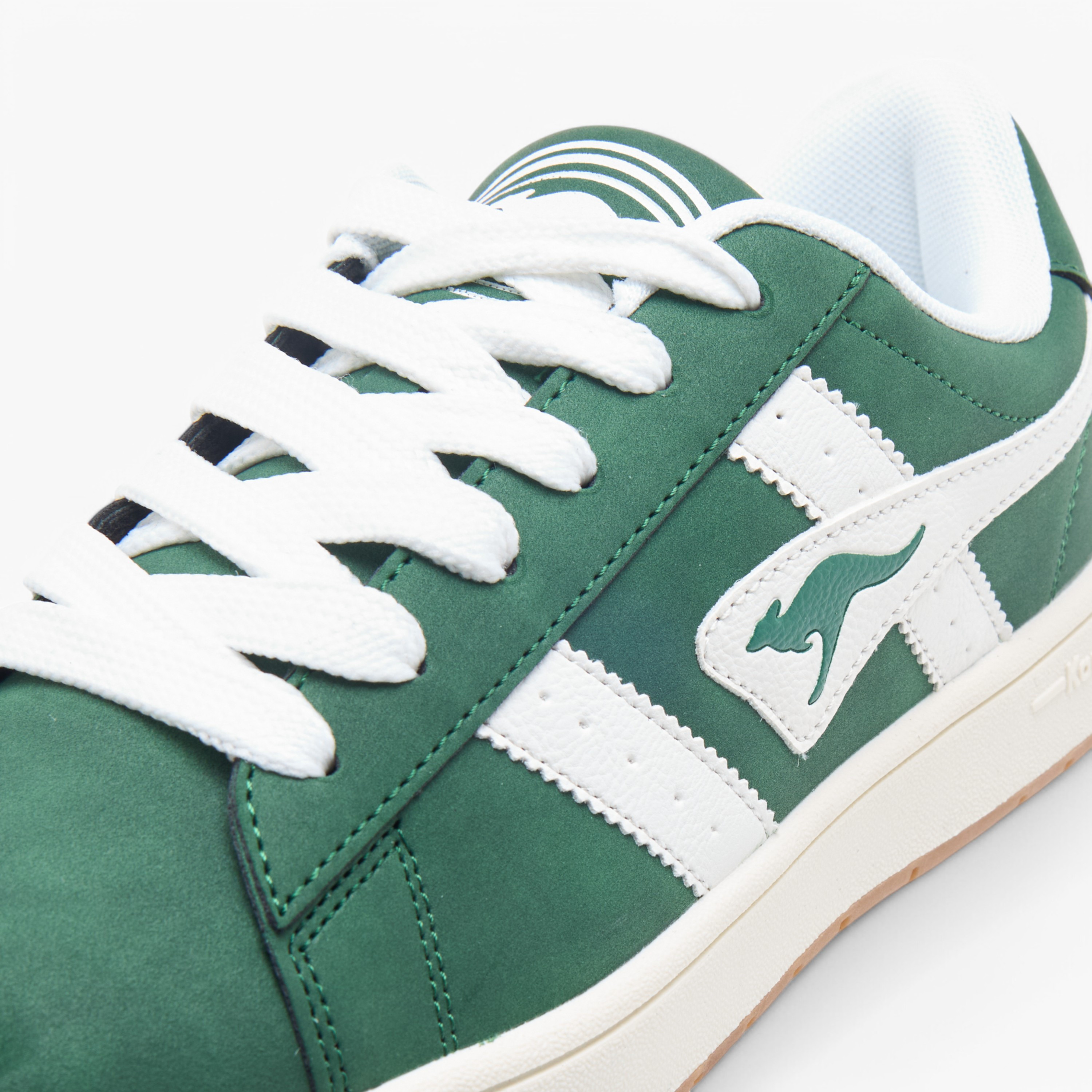 حذاء سنيكرز برباط إغلاق وتفاصيل الشعار للجنسين من كانجاروس-women-shoes-sneakers-image-4