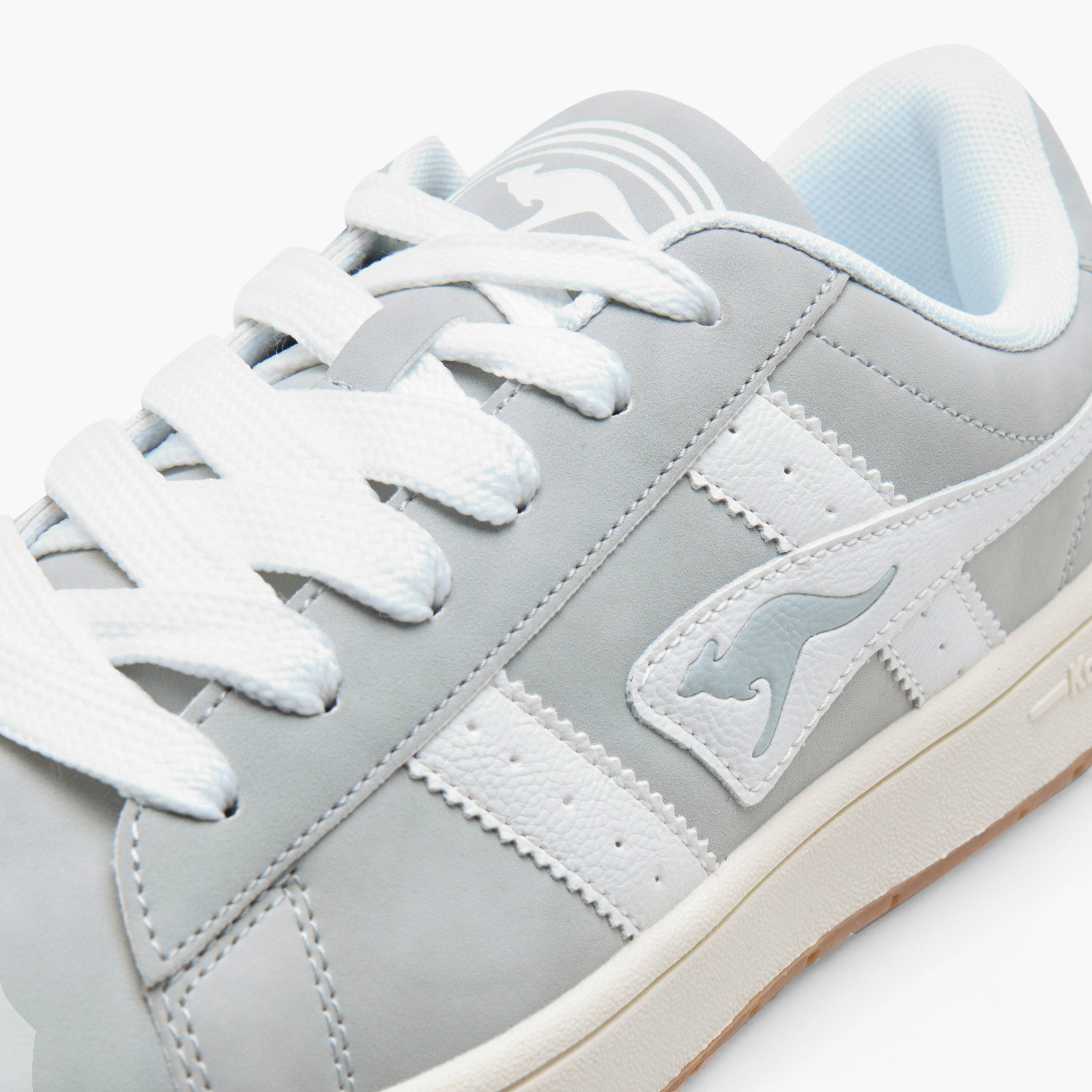 حذاء سنيكرز برباط إغلاق وتفاصيل الشعار للجنسين من كانجاروس-women-shoes-sneakers-image-4