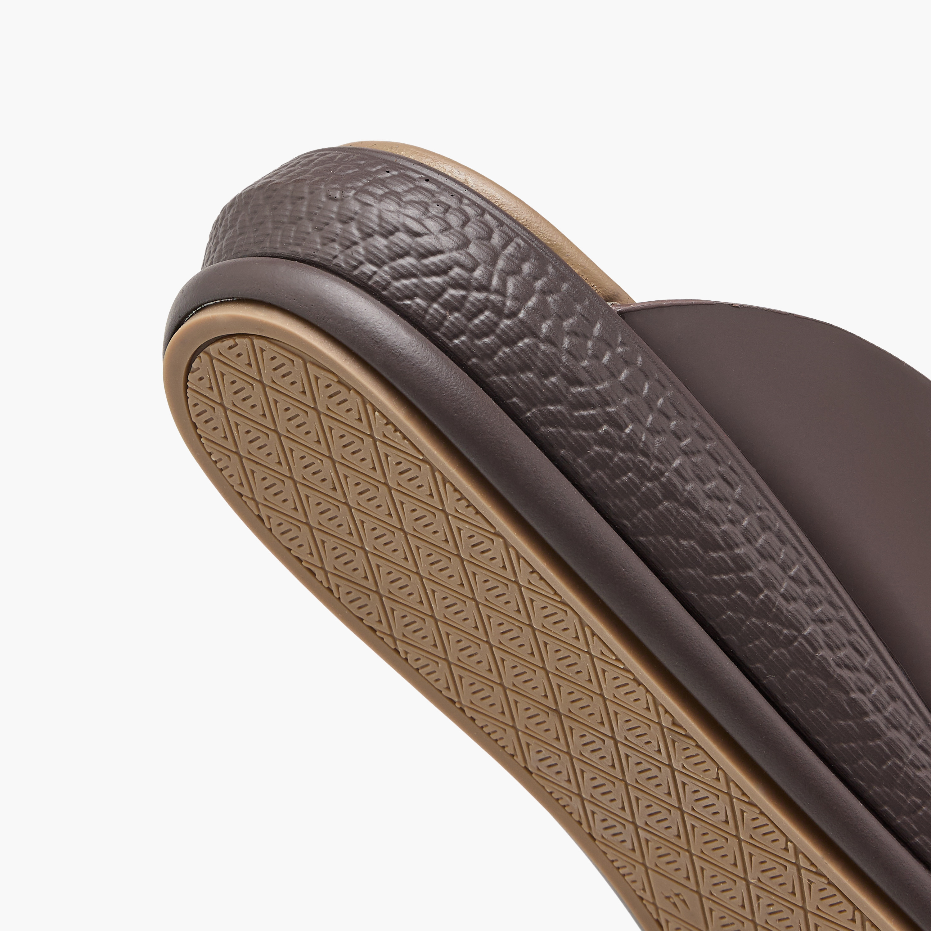 صندل سهل الارتداء مفرغ من أل بي أل من شو إكسبريس-men-shoes-sandals-image-6