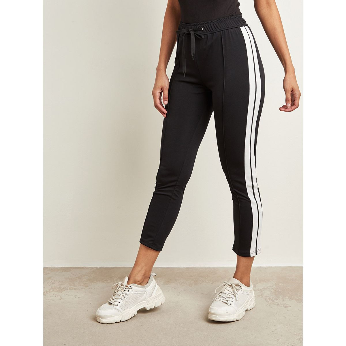 بنطلون رياضي بخطوط جانبية من ستايلي-women-clothing-bottoms-joggers-image-1