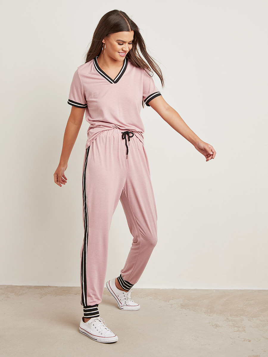 مجموعة من تيشيرت بشريط ملون وبنطلون رياضي من ستايلي-women-clothing-nightwear-pyjamas-longsets-image-1