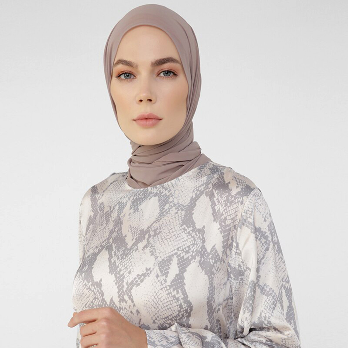 جلابية مودانيسا مع لون بني للنساء بنقشة جلد الأفعى برقبة دائرية وظهر بفتحة أزرار-women-clothing-dresses-image-4