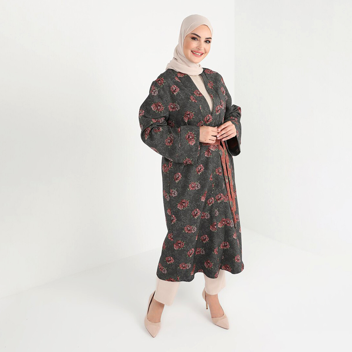 عباية نسائية من مودانيسا سوداء مفتوحة من الأمام مزينة بالورود مع حزام برباط-women-arabicclothing-abayas-image-1