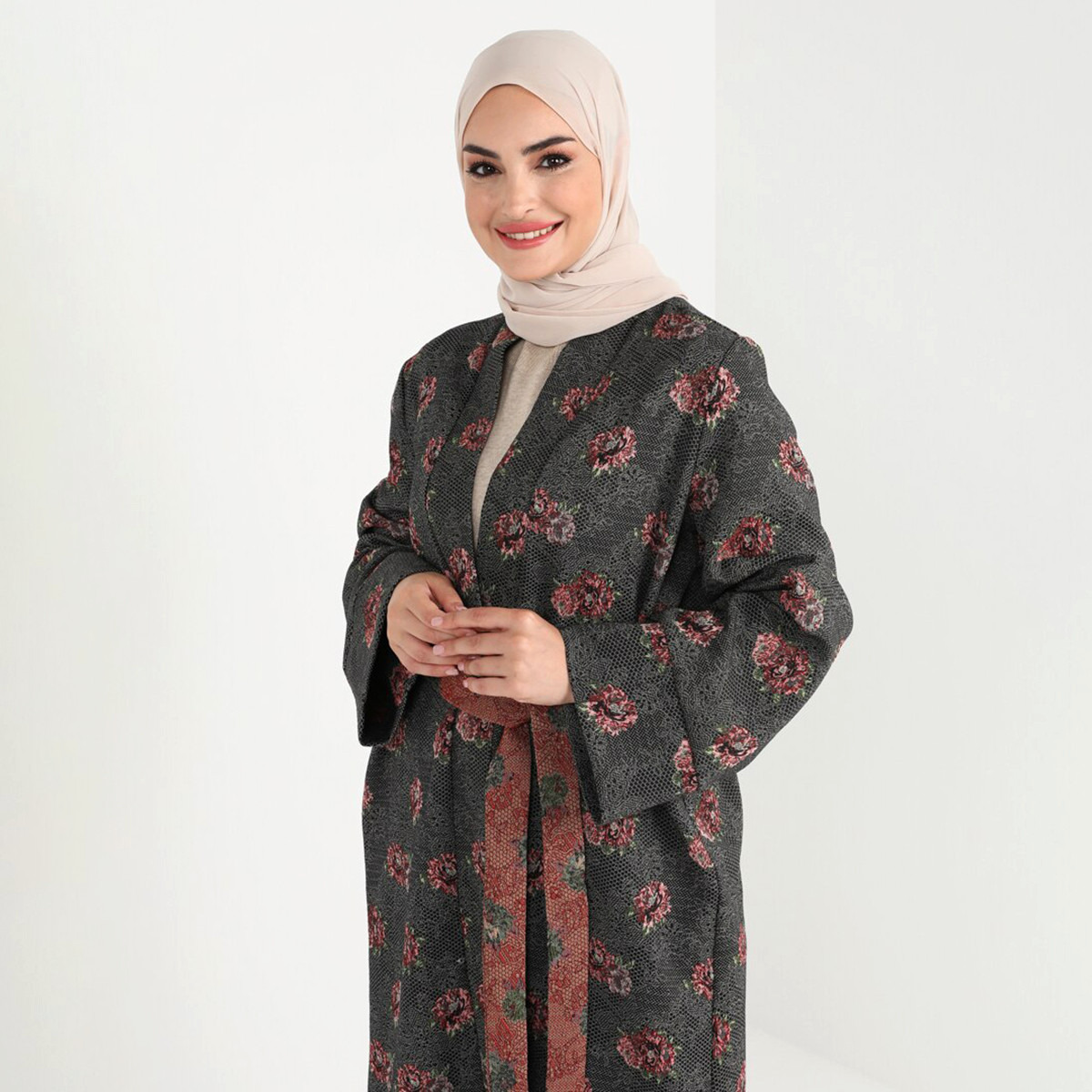 عباية نسائية من مودانيسا سوداء مفتوحة من الأمام مزينة بالورود مع حزام برباط-women-arabicclothing-abayas-image-2