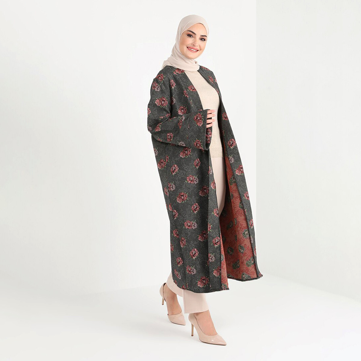 عباية نسائية من مودانيسا سوداء مفتوحة من الأمام مزينة بالورود مع حزام برباط-women-arabicclothing-abayas-image-3