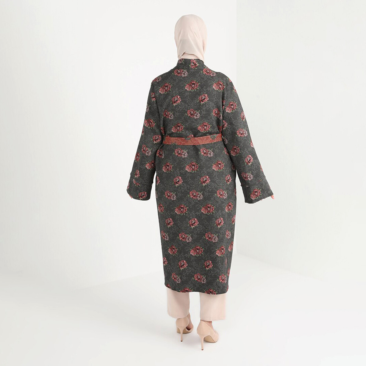عباية نسائية من مودانيسا سوداء مفتوحة من الأمام مزينة بالورود مع حزام برباط-women-arabicclothing-abayas-image-5
