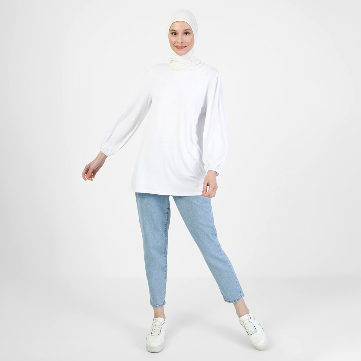 Modanisa Women White Solid Crew Neck Tunic-women-clothing-shirtsandblouses-blouses-image-1