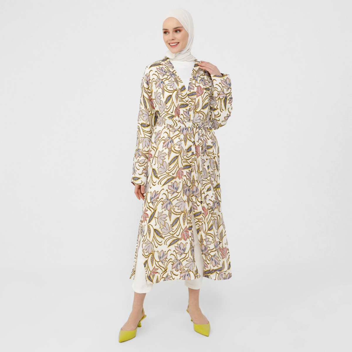 عباية نسائية من مودانيسا صفراء مفتوحة من الأمام مطبوعة بالورود مع حزام برباط-women-arabicclothing-abayas-image-1