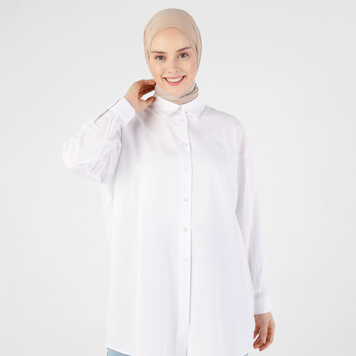 Modanisa Women White Solid Collared Neck Buttoned Tunic-women-clothing-shirtsandblouses-blouses-image-3