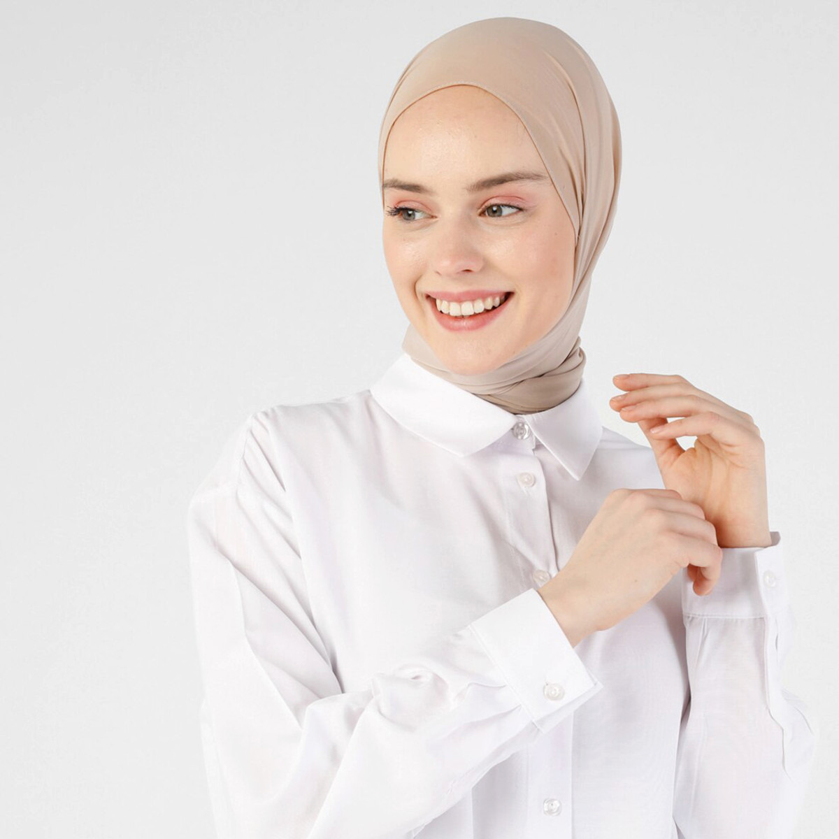Modanisa Women White Solid Collared Neck Buttoned Tunic-women-clothing-shirtsandblouses-blouses-image-4
