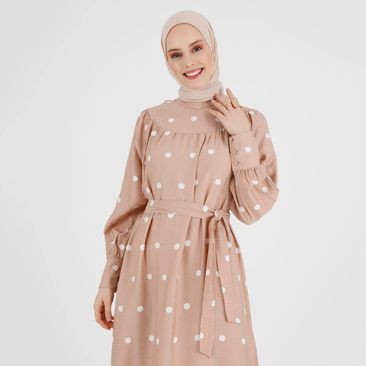 فستان مودانيسا نسائي بيج مع بولكا دوت وأزرار بفتحة خلفية مع حزام ربط-women-clothing-dresses-image-3