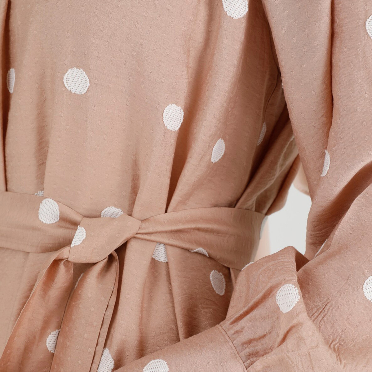 فستان مودانيسا نسائي بيج مع بولكا دوت وأزرار بفتحة خلفية مع حزام ربط-women-clothing-dresses-image-4