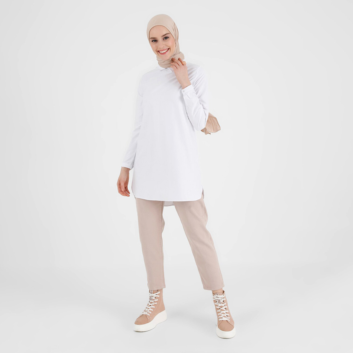 Modanisa Women White Solid Collared Neck Tunic-women-clothing-shirtsandblouses-blouses-image-1