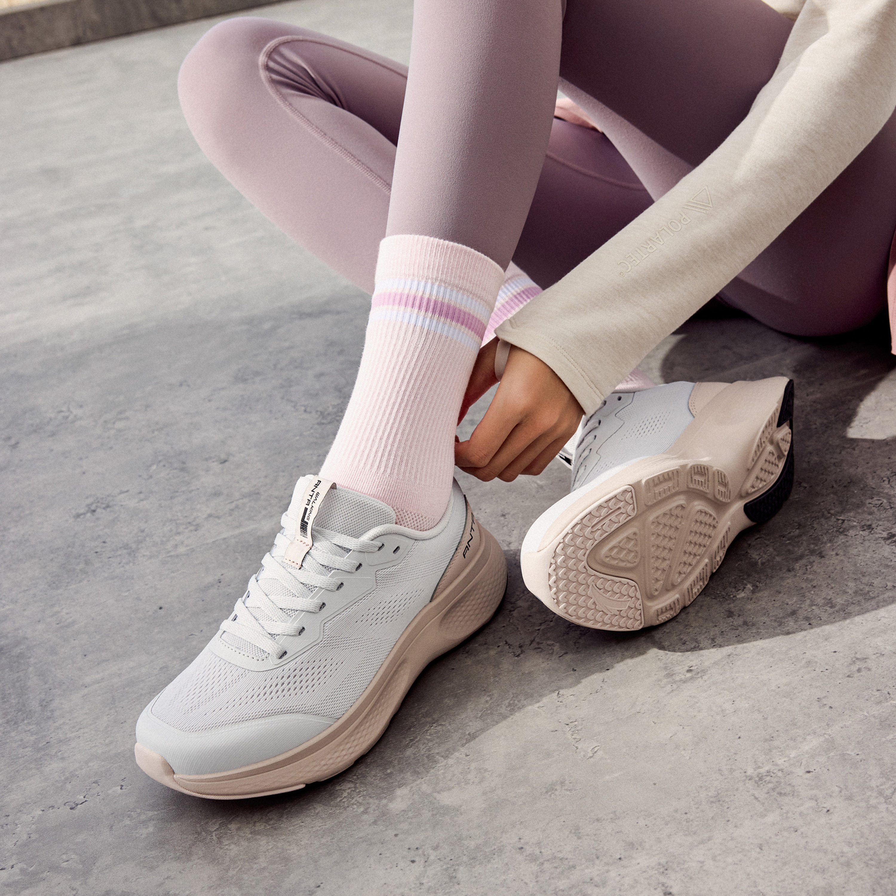 حذاء سنيكرز طول الكاحل برباط إغلاق للنساء من أنتا - إي بافر لايت-sports-women-shoes-image-2
