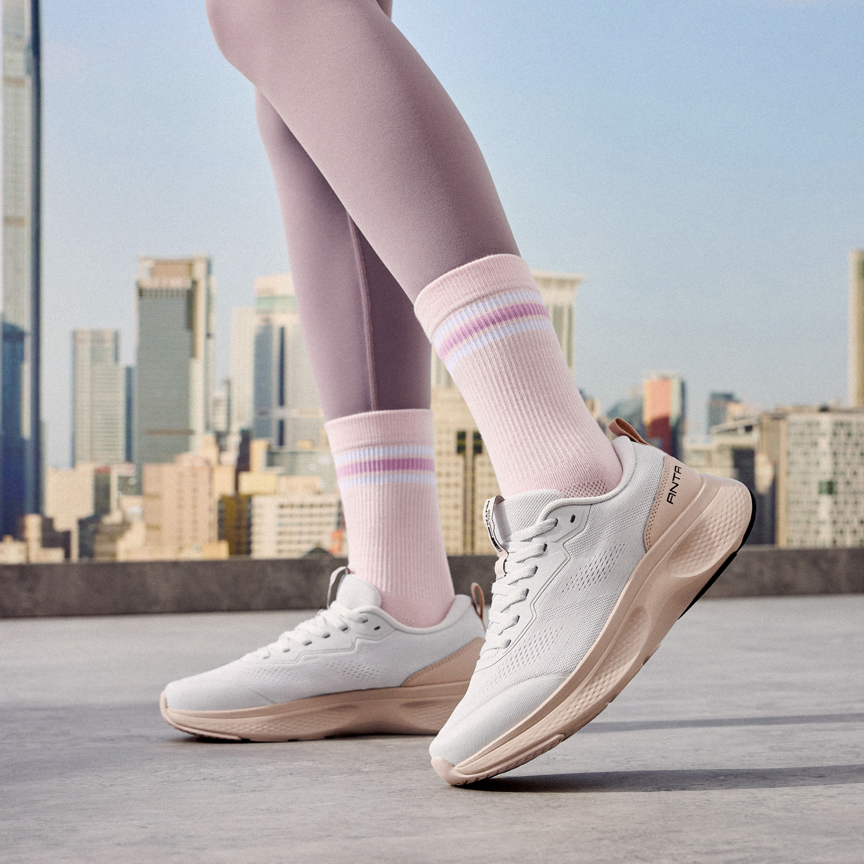 حذاء سنيكرز طول الكاحل برباط إغلاق للنساء من أنتا - إي بافر لايت-sports-women-shoes-image-5