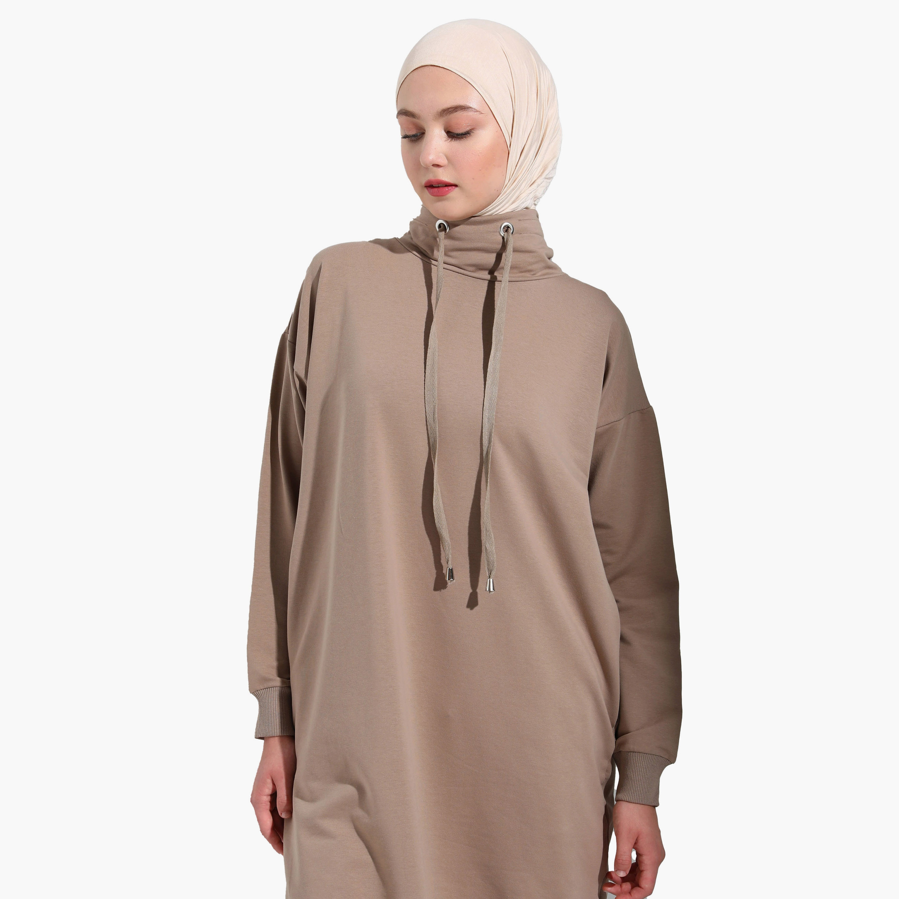 سويت شيرت طويل سادة بياقة عالية وجيوب جانبية من مودانيسا-women-clothing-hoodiesandsweatshirts-hoodies-image-3