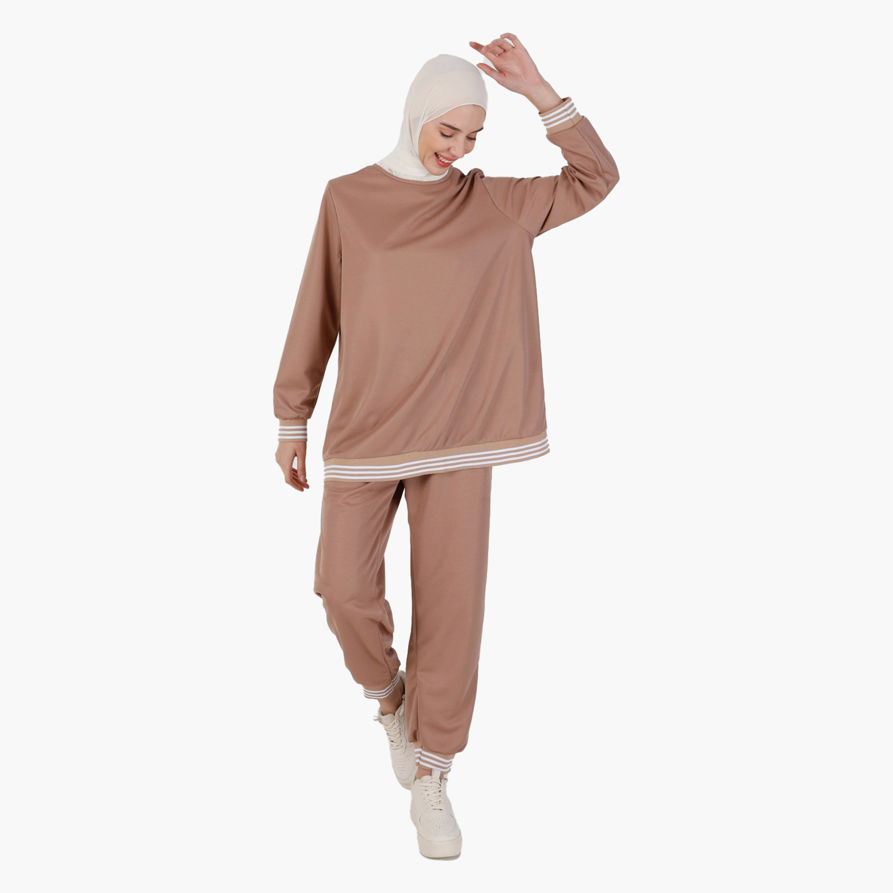 طقم بدلة رياضية مكون من سويت شيرت وبنطال رياضي من مودانيسا-women-clothing-coordsets-image-1