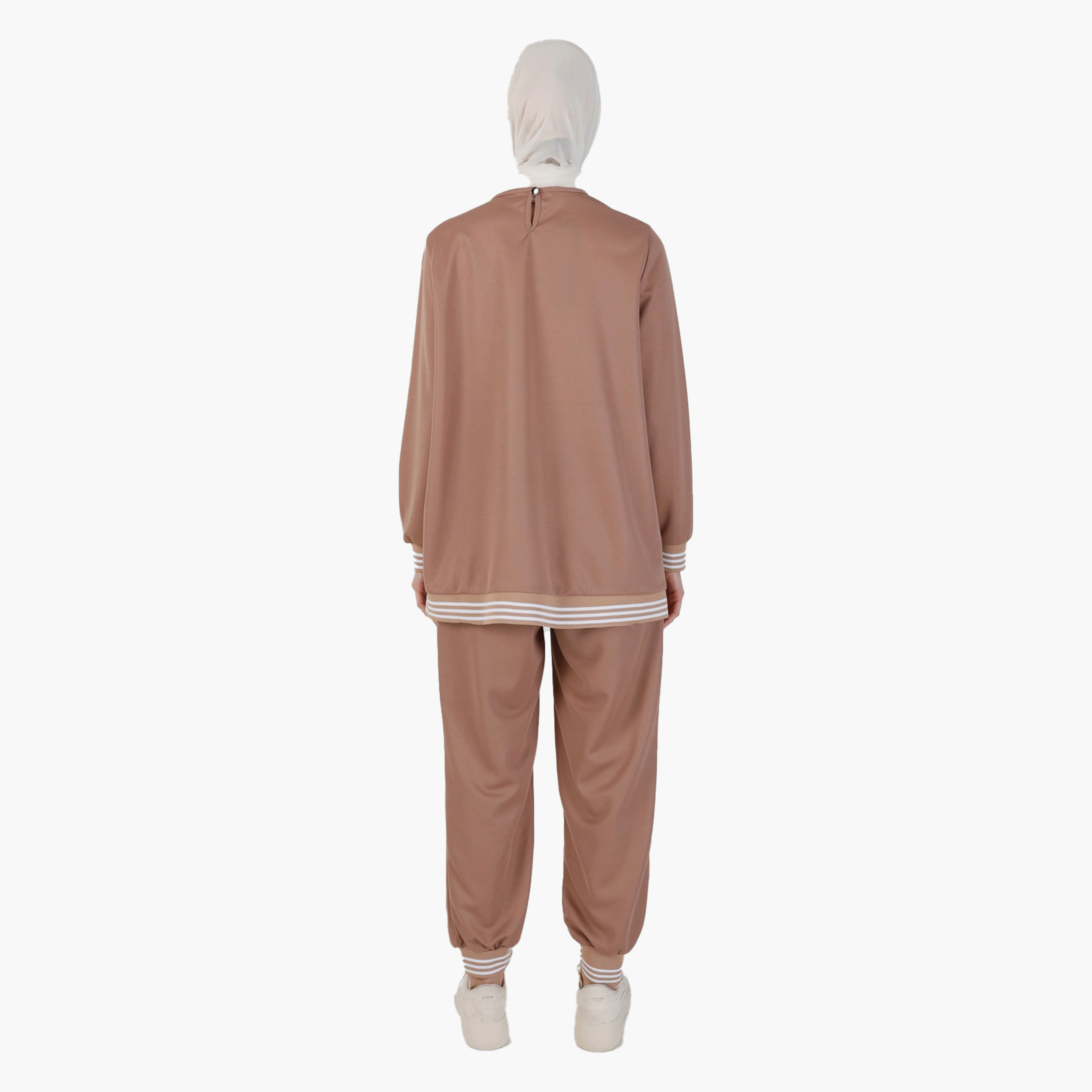 طقم بدلة رياضية مكون من سويت شيرت وبنطال رياضي من مودانيسا-women-clothing-coordsets-image-5