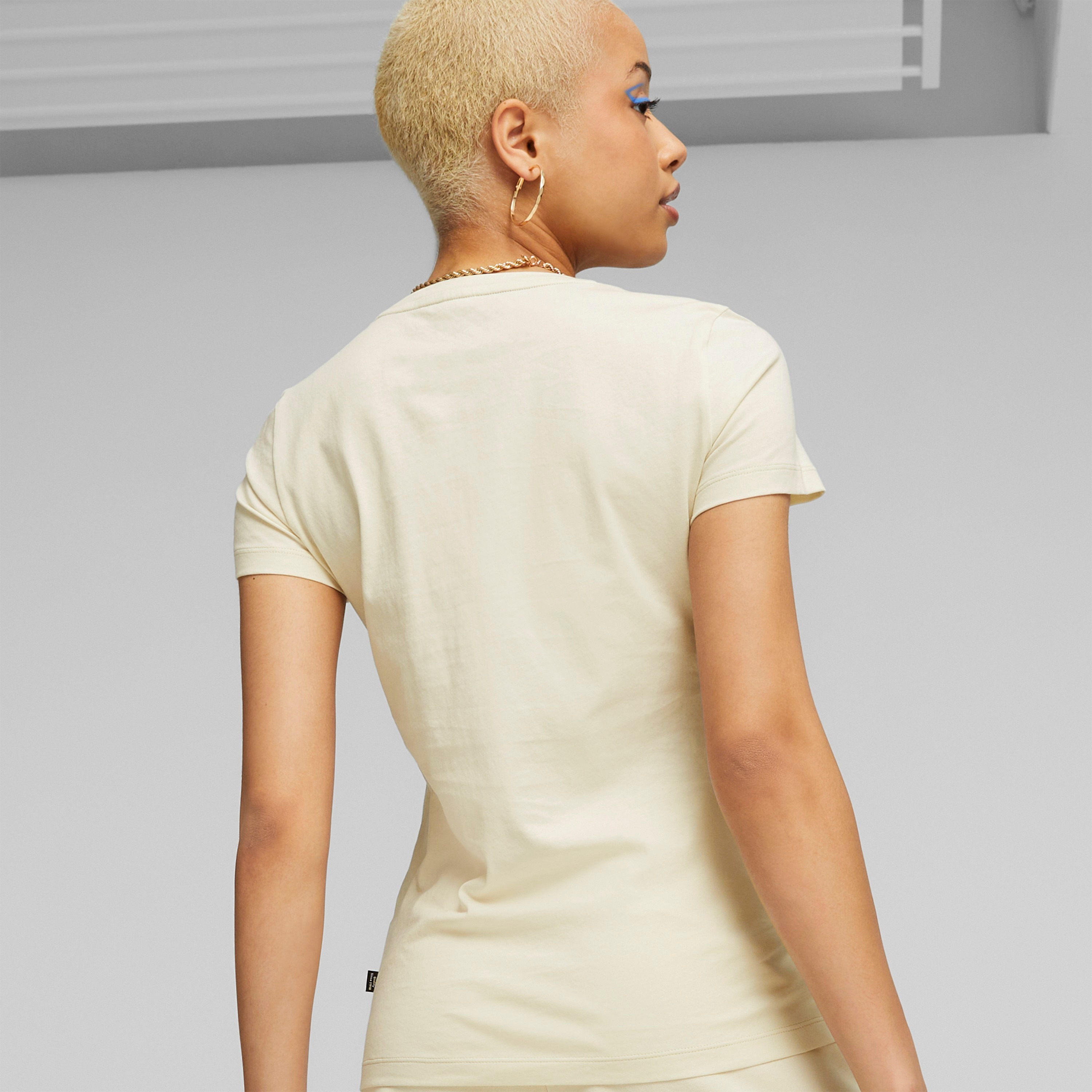 بوما تي شيرت اسينشالز بشعار ذو لمعة معدنية للنساء 848303 |OE-women-clothing-tshirts-image-8