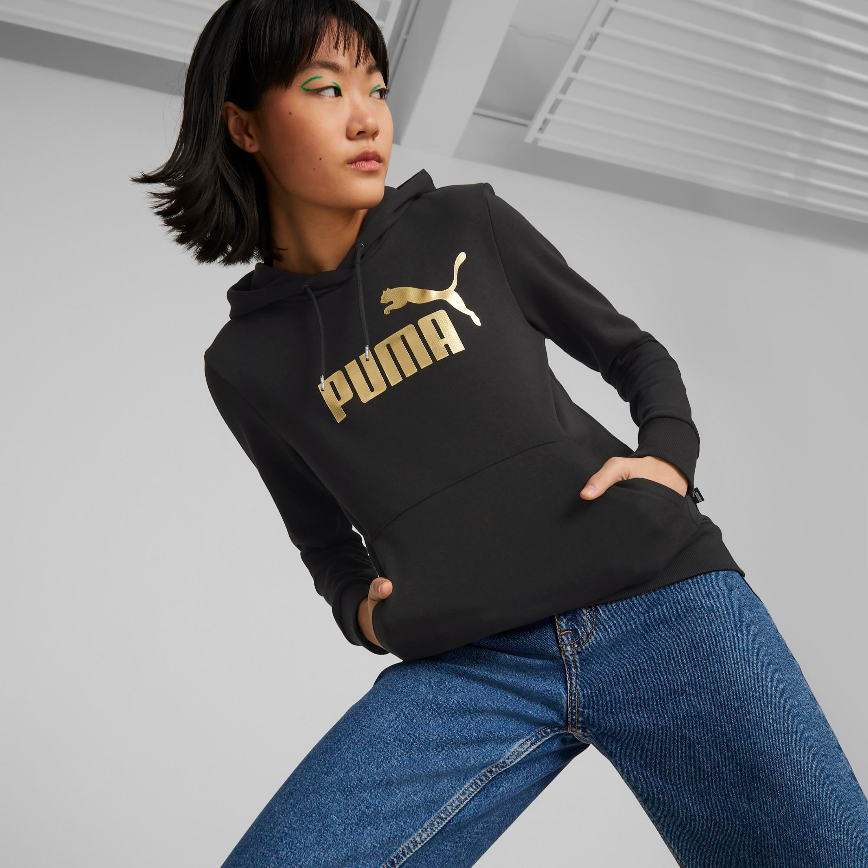 هودي إي اس اس+ للسيدات شعار ميتاليك من بوما 84909601 | OE-sports-women-clothing-hoodiesandsweatshirts-image-1
