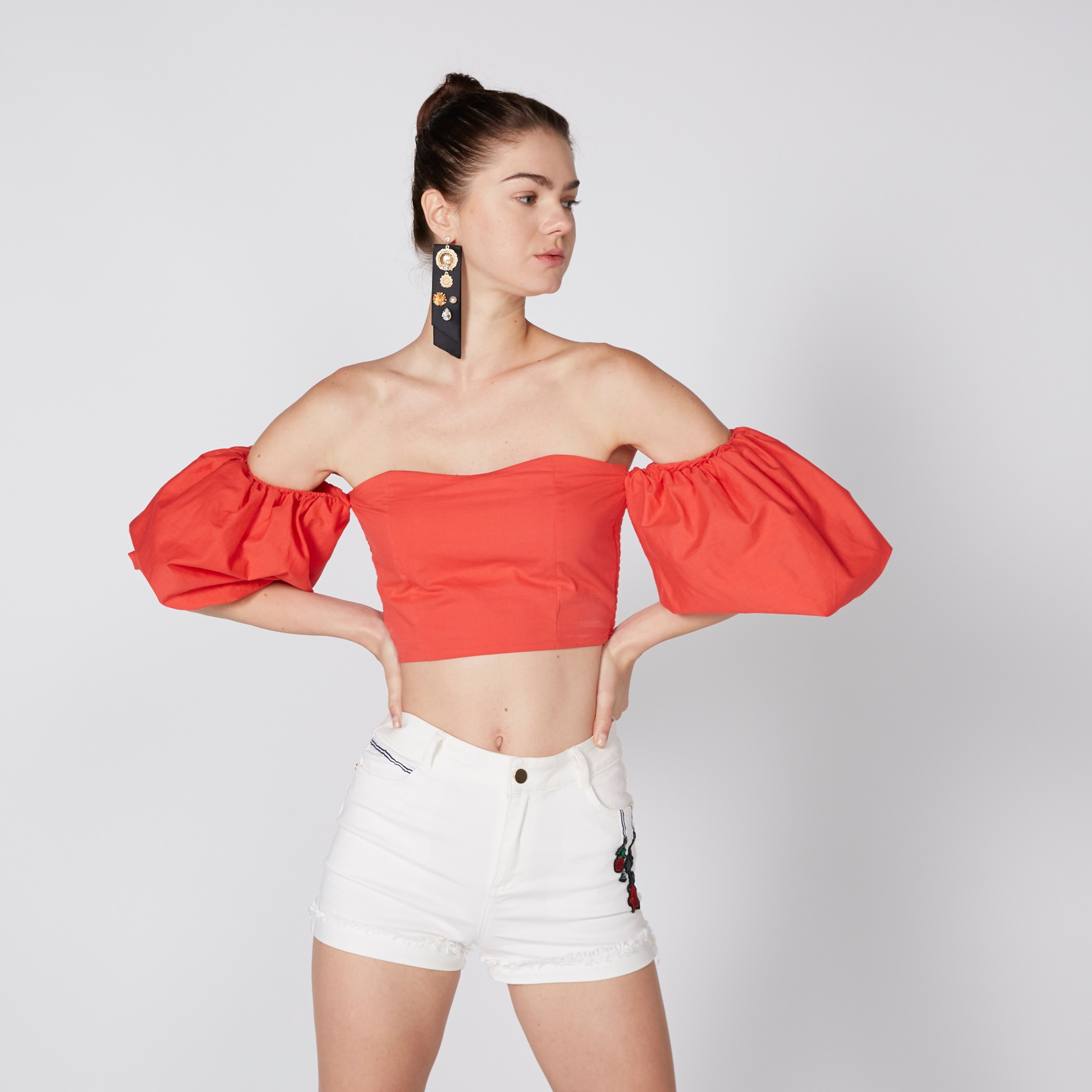 Exaggerated discount shoulder top