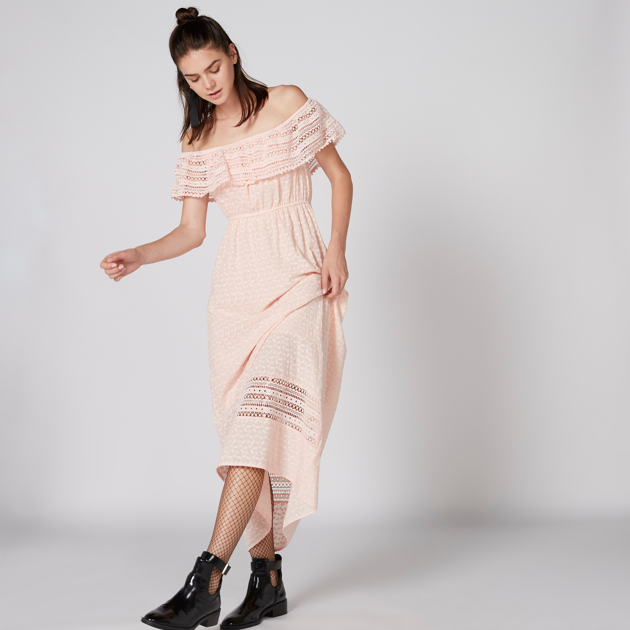 فستان طويل مكشوف الأكتاف بتفاصيل دانتيل-women-clothing-dresses-image-1