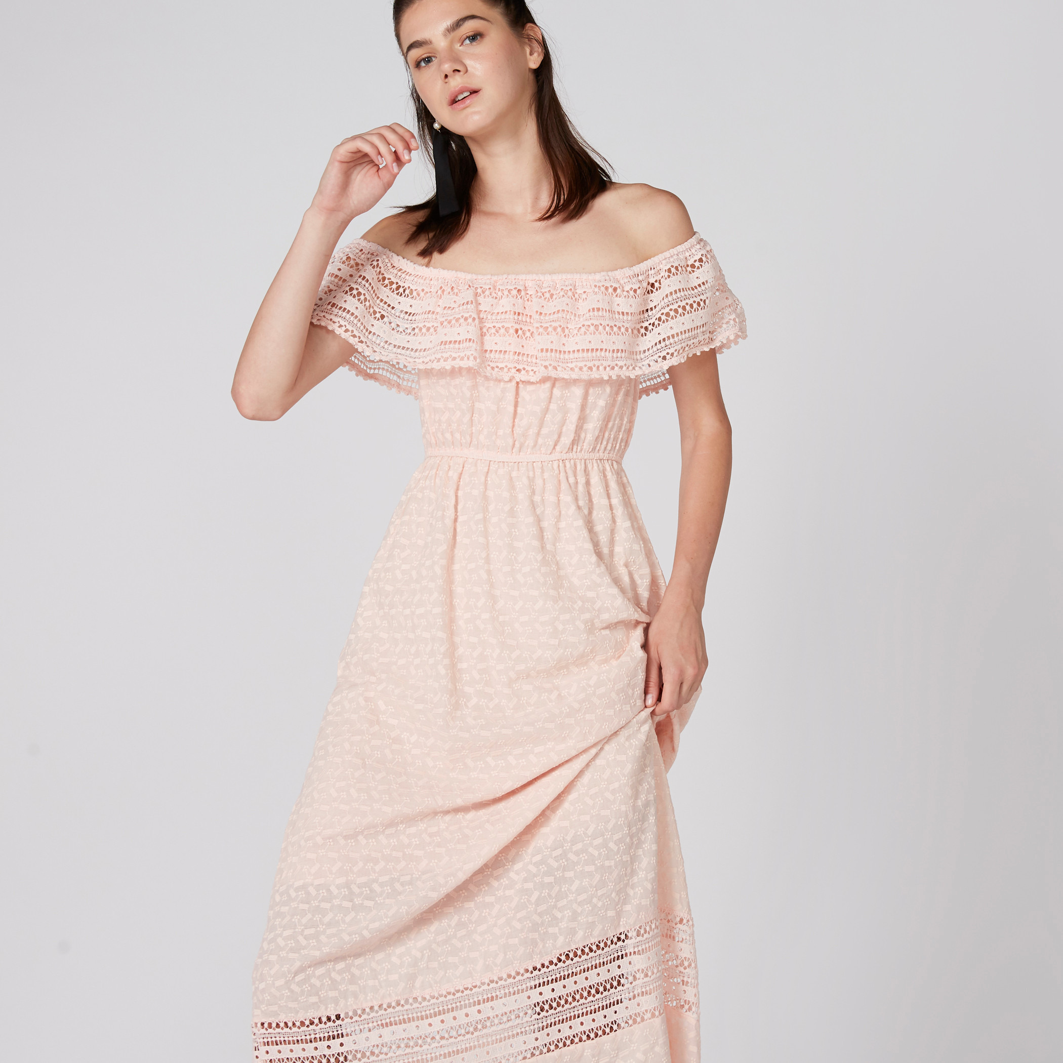 فستان طويل مكشوف الأكتاف بتفاصيل دانتيل-women-clothing-dresses-image-5