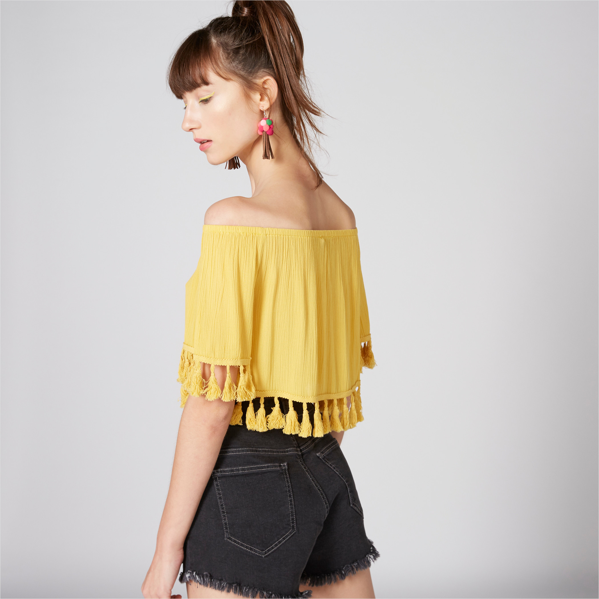 بلوزة قصيرة بأكتاف مكشوفة وشرّابات-women-clothing-shirtsandblouses-blouses-image-1