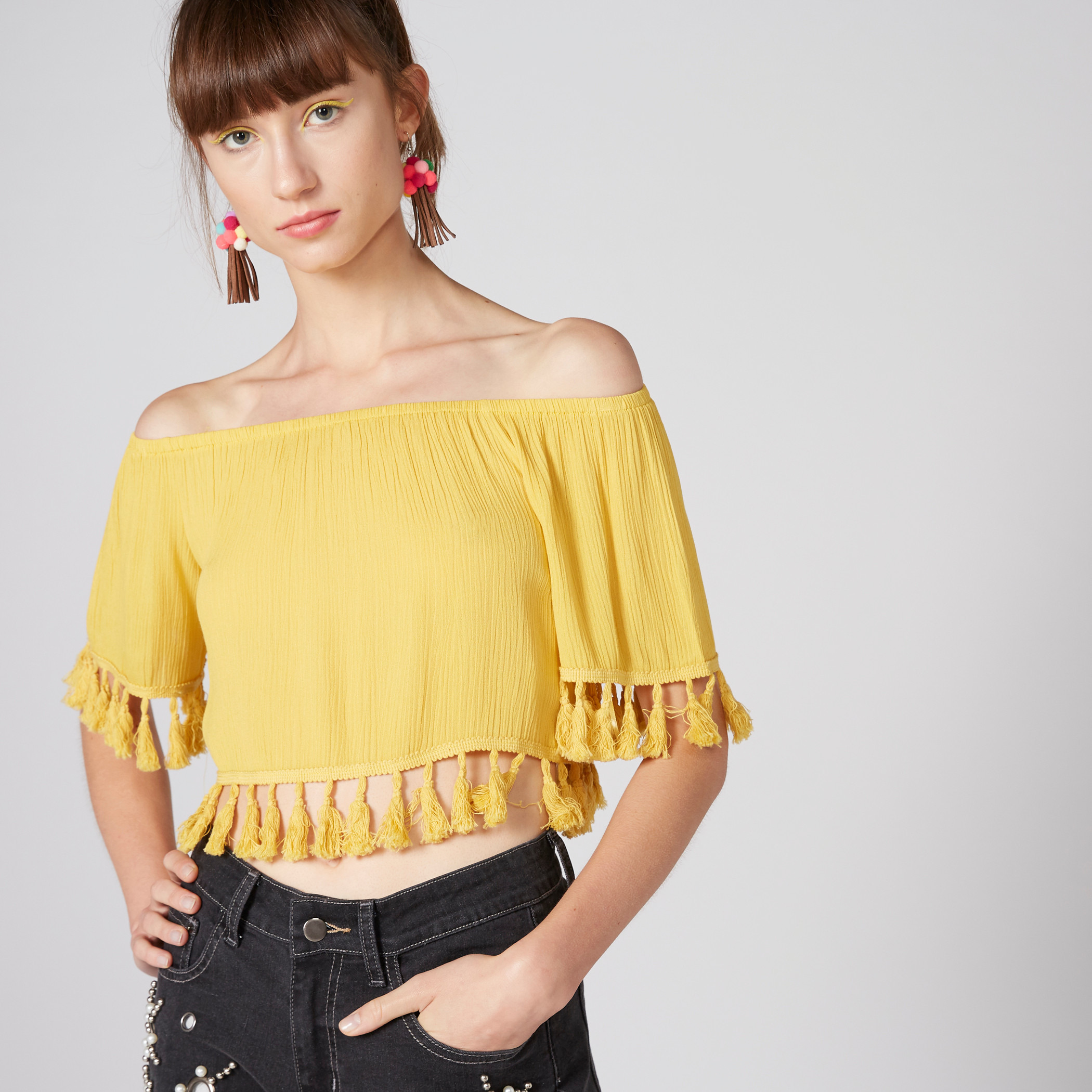 بلوزة قصيرة بأكتاف مكشوفة وشرّابات-women-clothing-shirtsandblouses-blouses-image-2