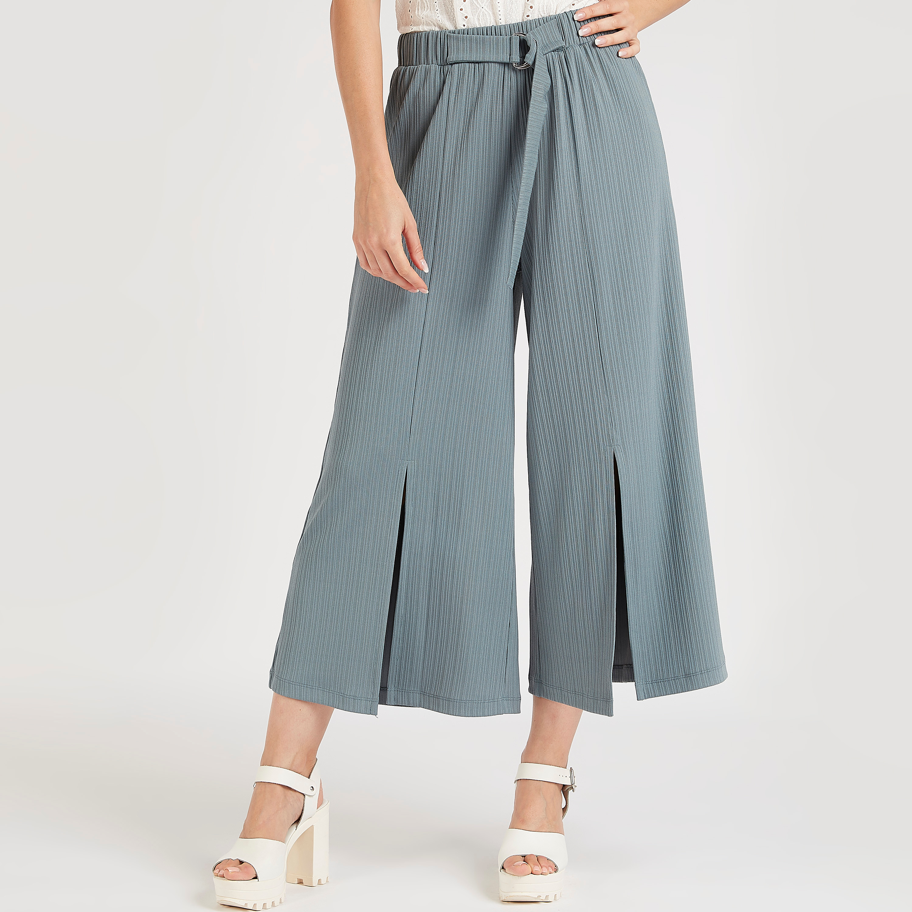 بنطلون قصير بارز الملمس بخصر متوسّط الارتفاع وفتحات جانبيّة من تو إكستريمز-women-clothing-trousers-image-1