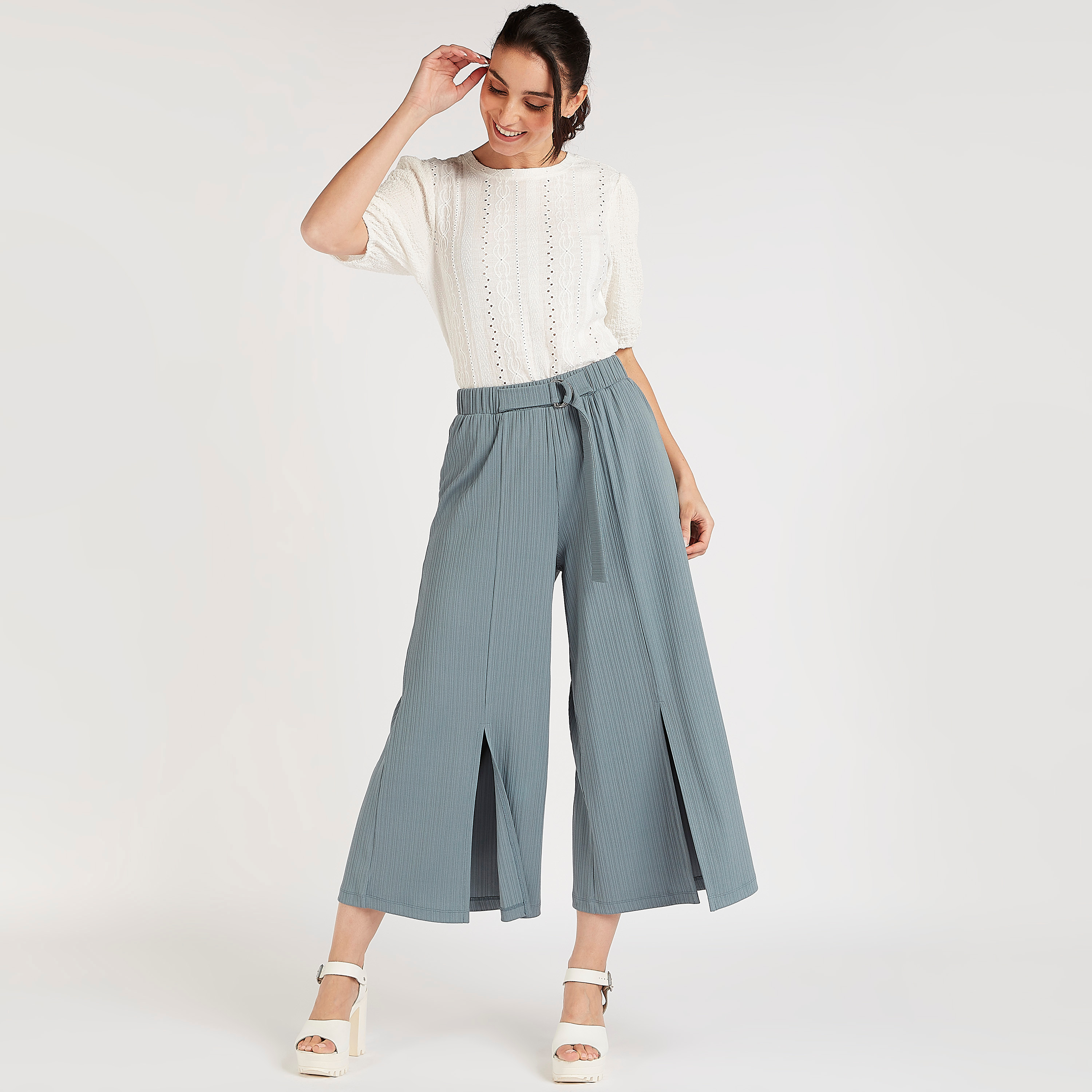 بنطلون قصير بارز الملمس بخصر متوسّط الارتفاع وفتحات جانبيّة من تو إكستريمز-women-clothing-trousers-image-2