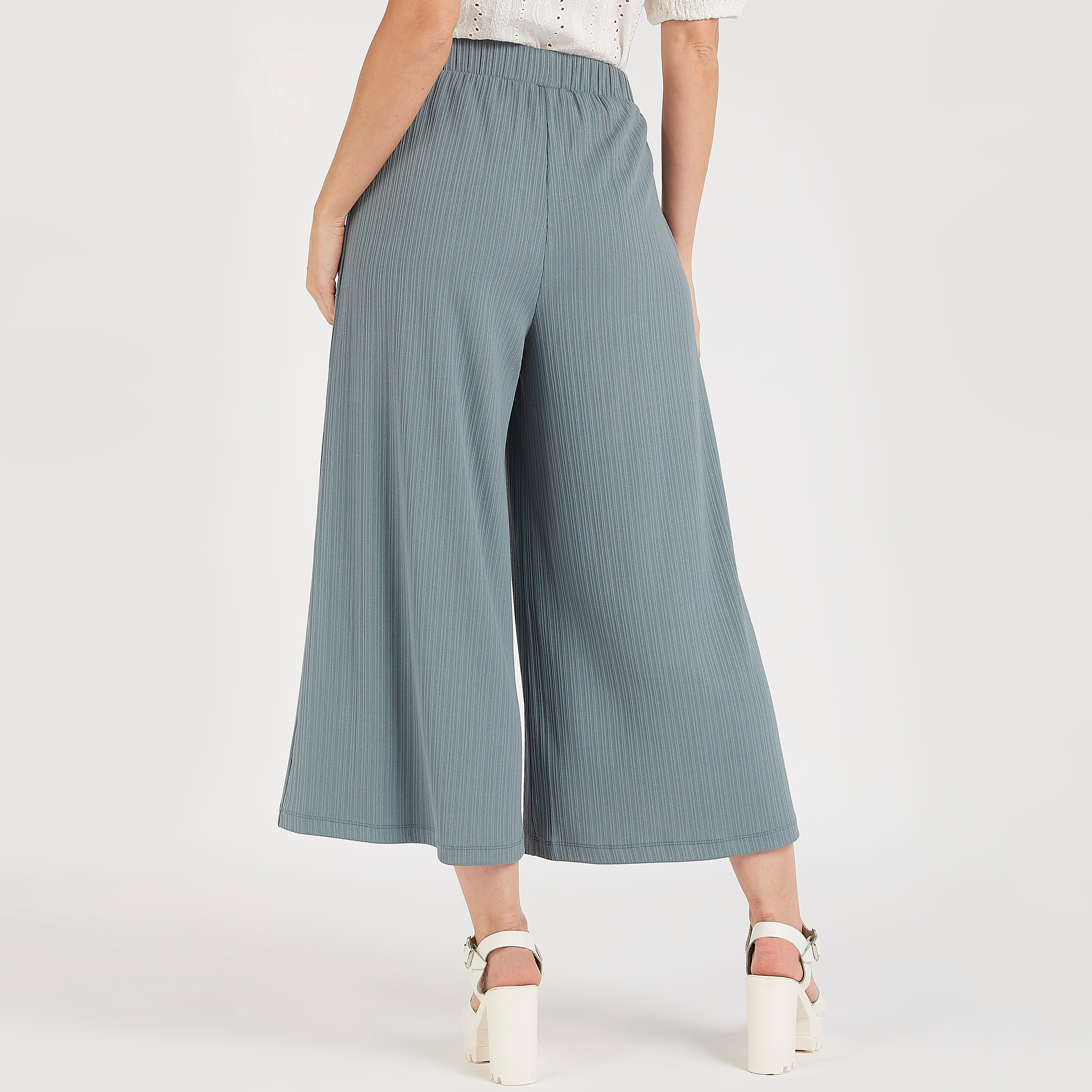بنطلون قصير بارز الملمس بخصر متوسّط الارتفاع وفتحات جانبيّة من تو إكستريمز-women-clothing-trousers-image-4