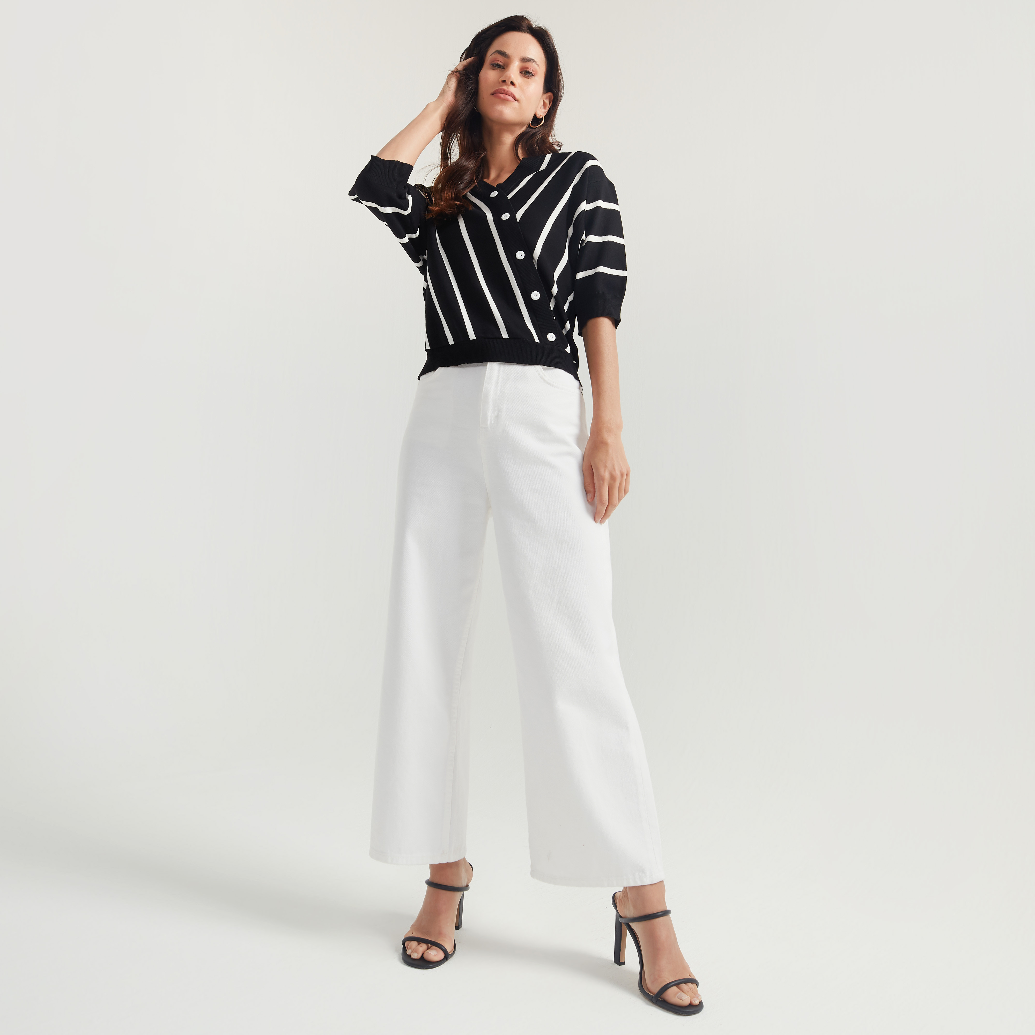 بلوزة بياقة v وأكمام 3/4 وتفاصيل زر من تو إكستريمز-women-clothing-shirtsandblouses-blouses-image-2