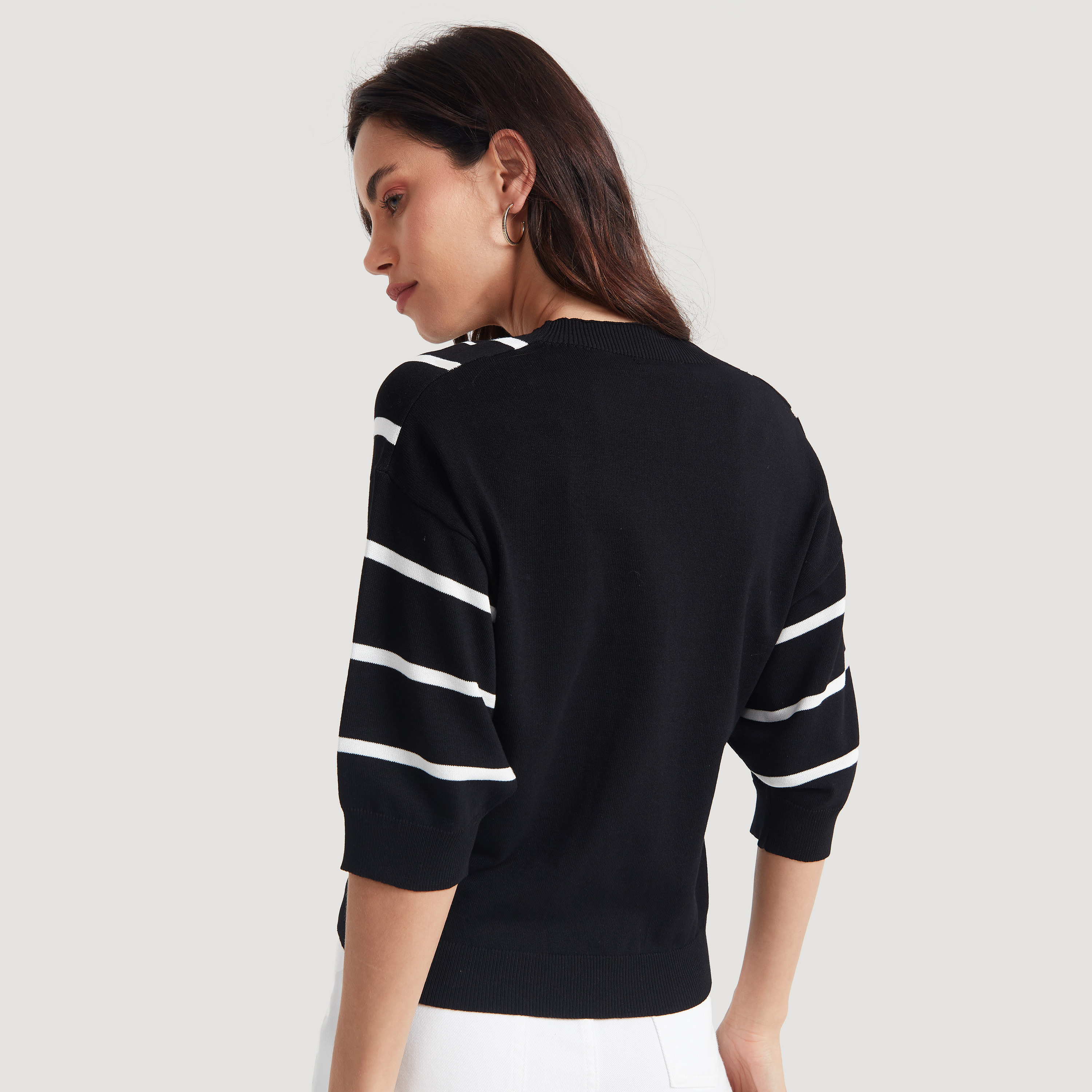 بلوزة بياقة v وأكمام 3/4 وتفاصيل زر من تو إكستريمز-women-clothing-shirtsandblouses-blouses-image-4