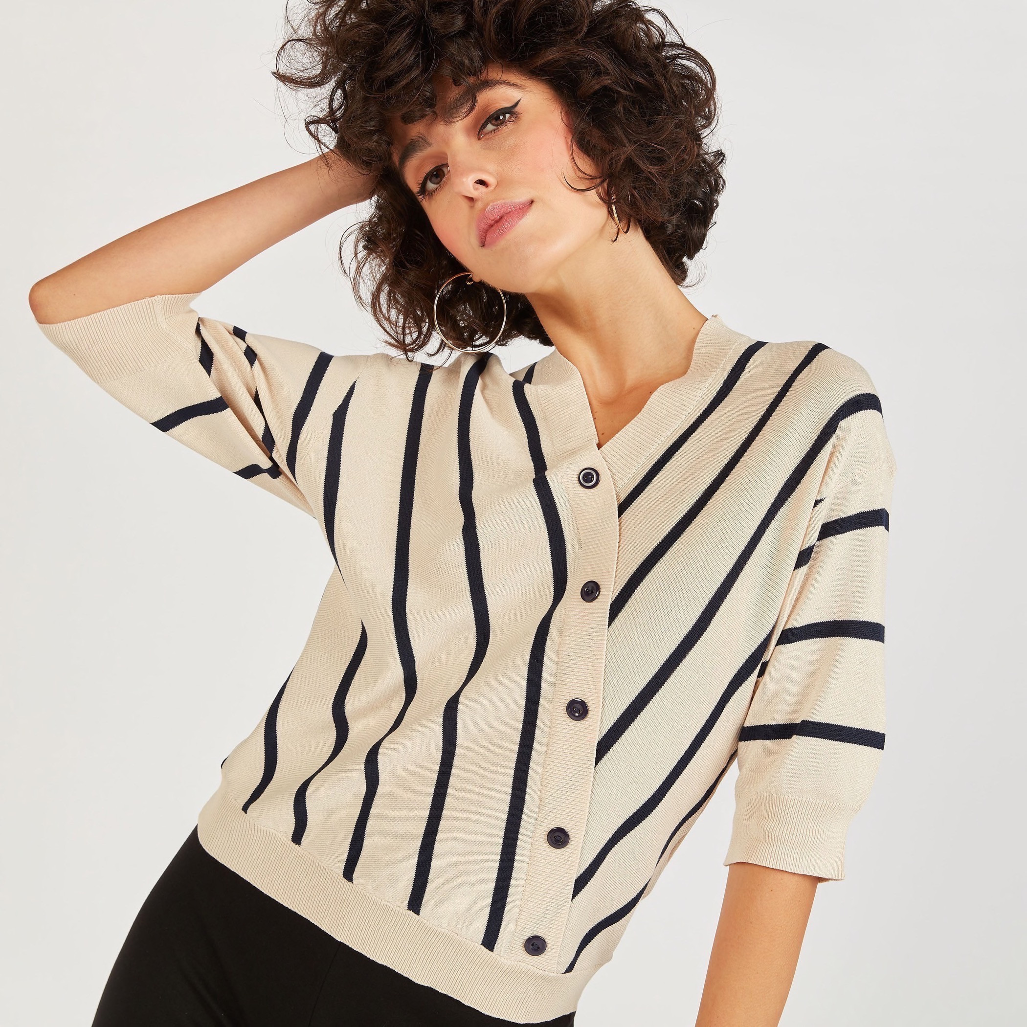 بلوزة بياقة v وأكمام 3/4 وتفاصيل زر من تو إكستريمز-women-clothing-shirtsandblouses-blouses-image-5