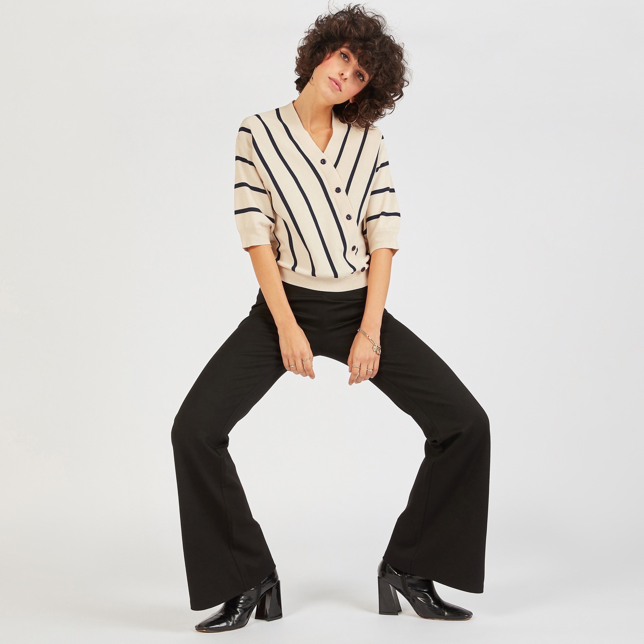 بلوزة بياقة v وأكمام 3/4 وتفاصيل زر من تو إكستريمز-women-clothing-shirtsandblouses-blouses-image-6