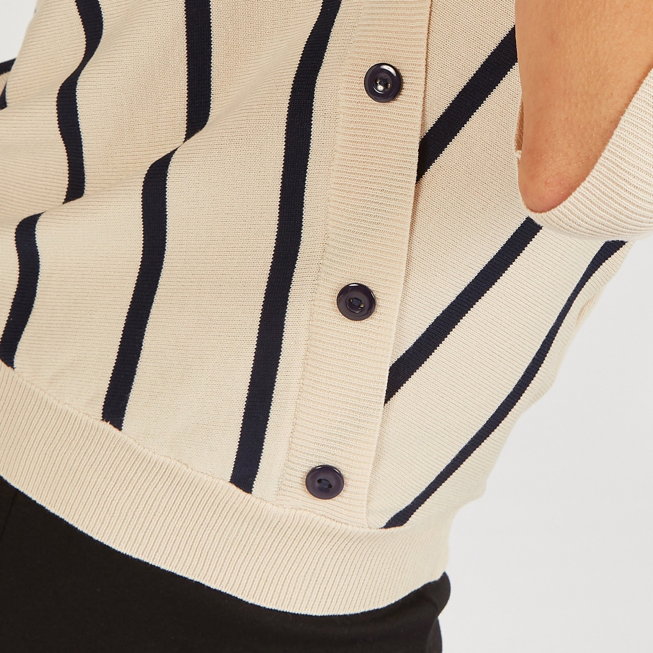 بلوزة بياقة v وأكمام 3/4 وتفاصيل زر من تو إكستريمز-women-clothing-shirtsandblouses-blouses-image-7