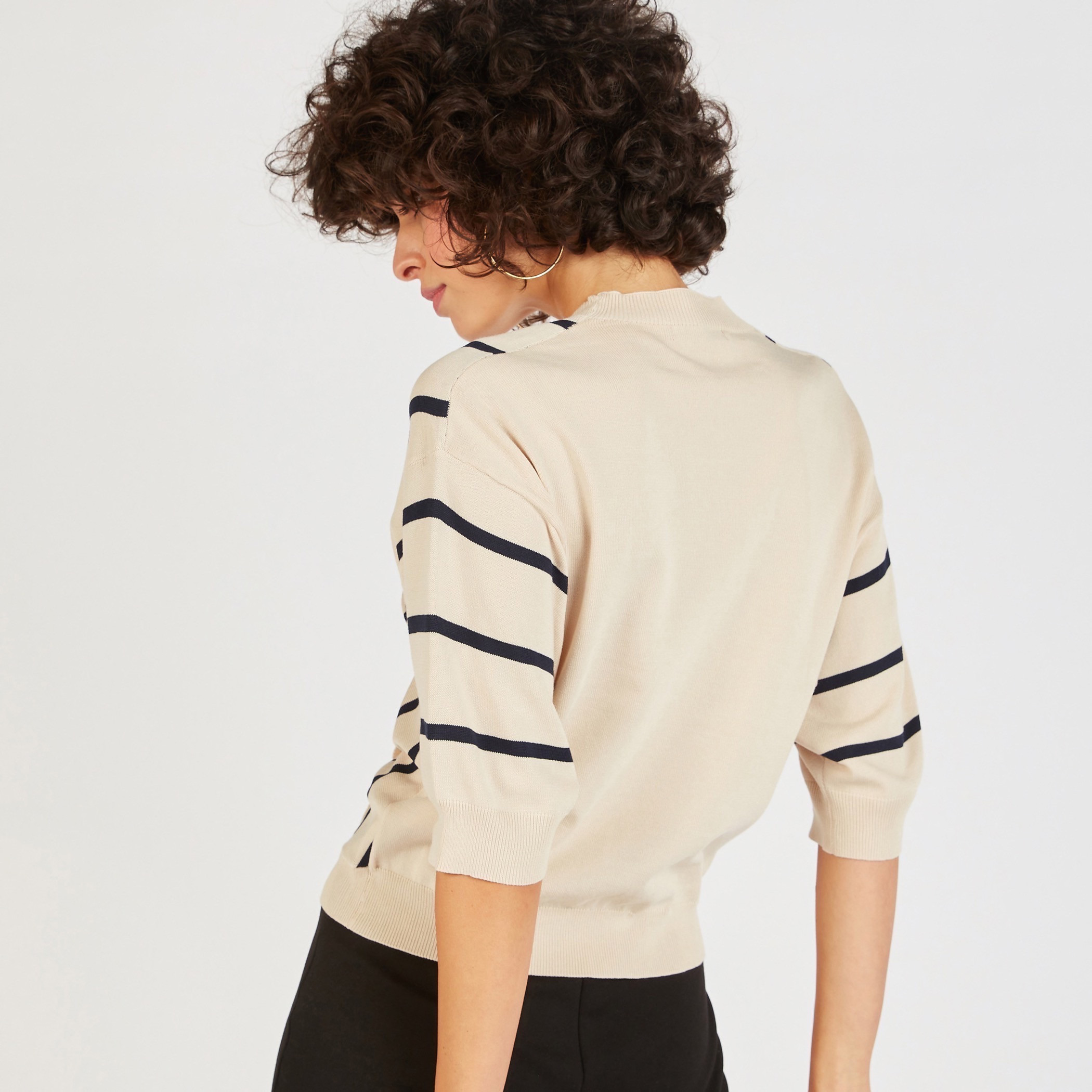 بلوزة بياقة v وأكمام 3/4 وتفاصيل زر من تو إكستريمز-women-clothing-shirtsandblouses-blouses-image-8