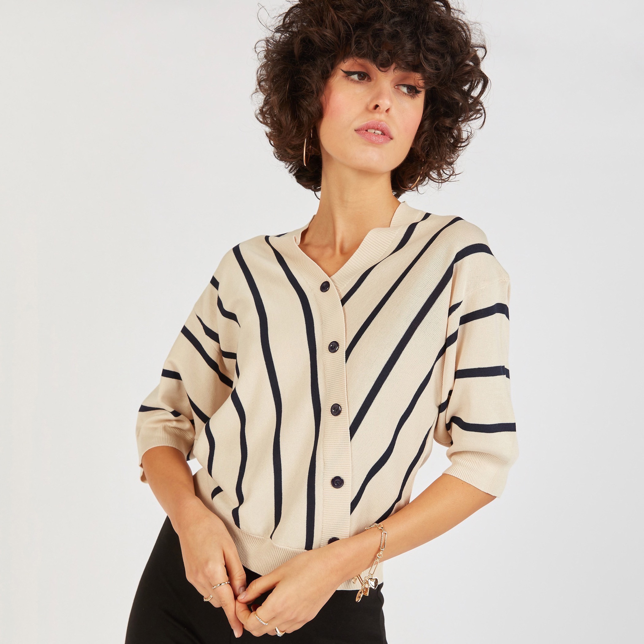 بلوزة بياقة v وأكمام 3/4 وتفاصيل زر من تو إكستريمز-women-clothing-shirtsandblouses-blouses-image-9
