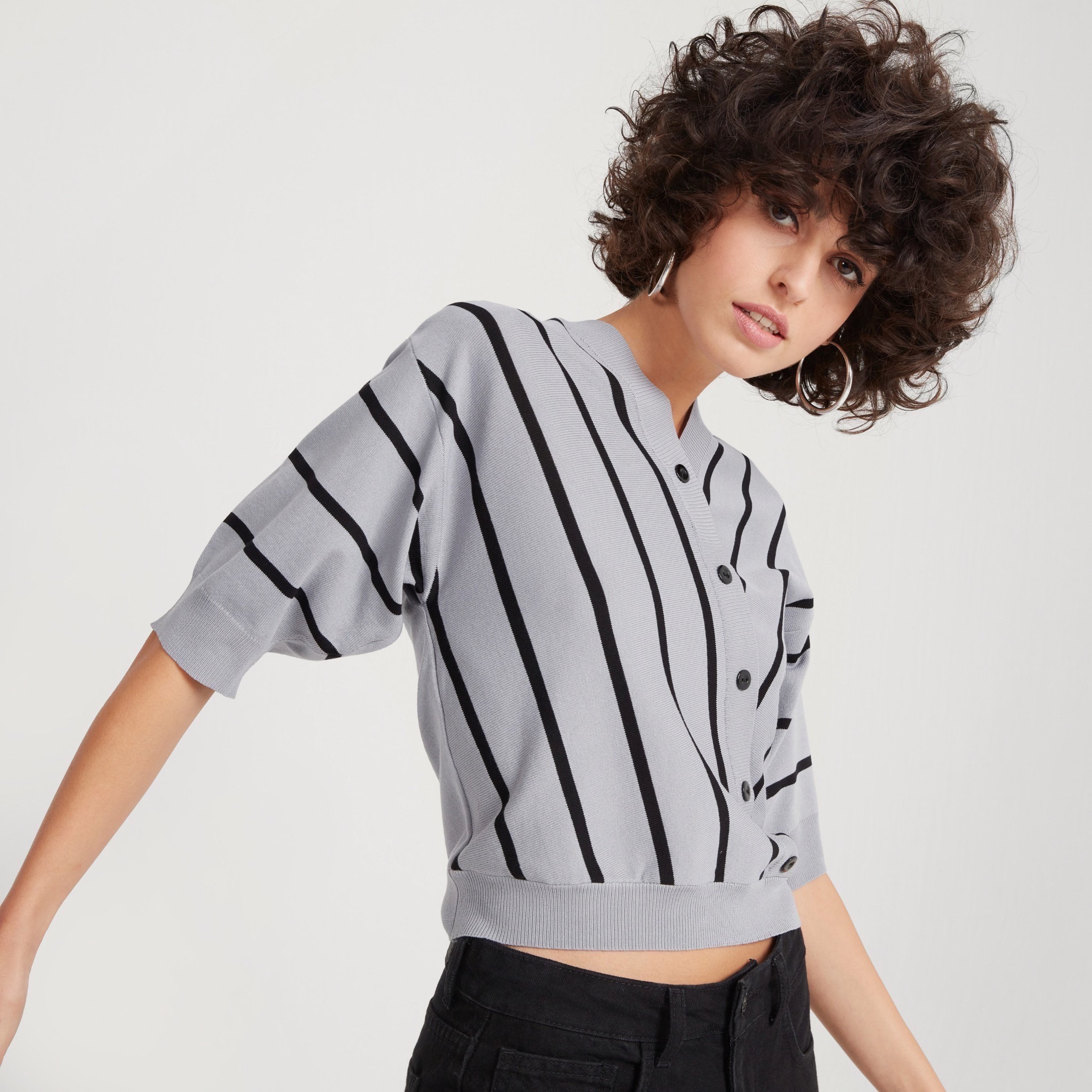 بلوزة بياقة v وأكمام 3/4 وتفاصيل زر من تو إكستريمز-women-clothing-shirtsandblouses-blouses-image-10
