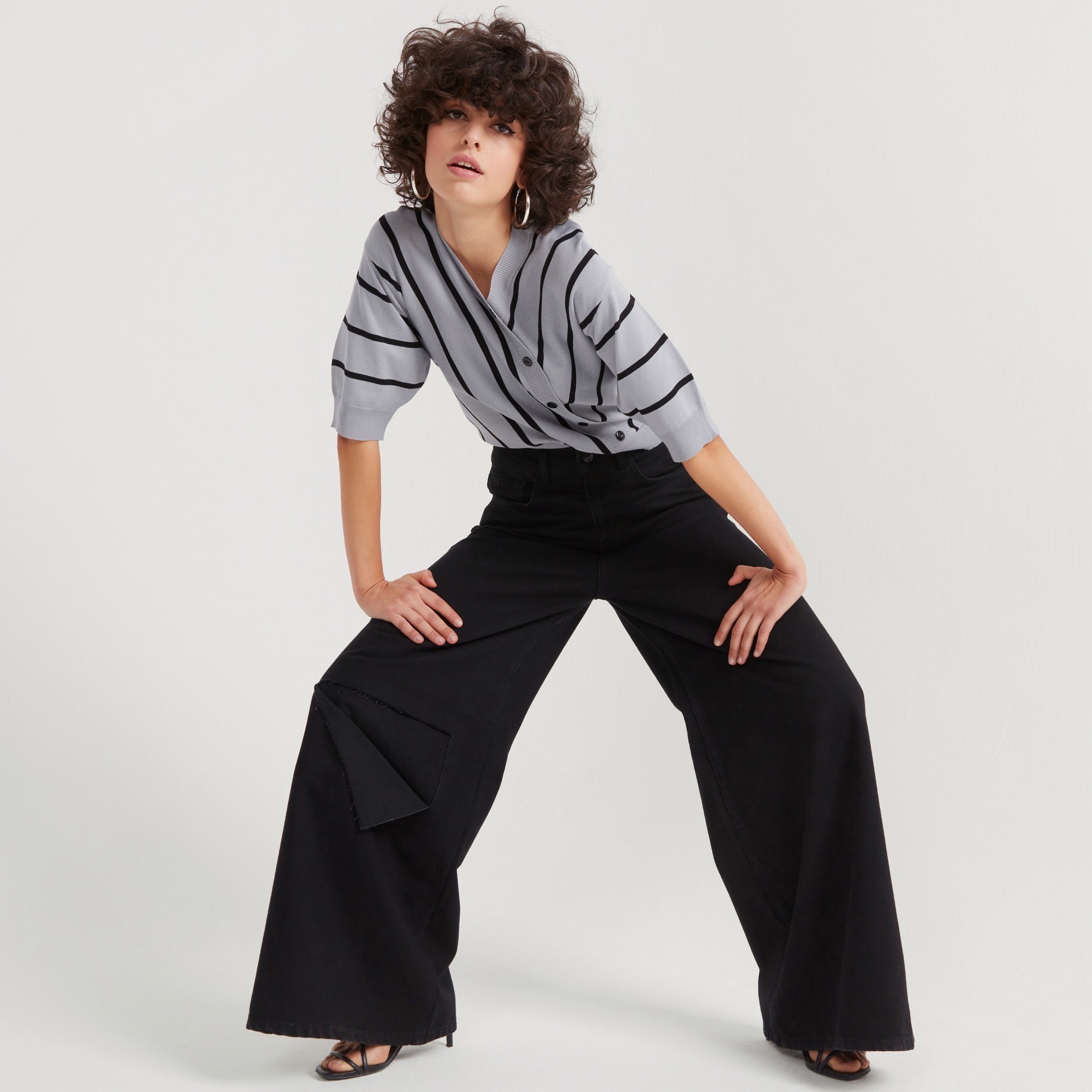 بلوزة بياقة v وأكمام 3/4 وتفاصيل زر من تو إكستريمز-women-clothing-shirtsandblouses-blouses-image-11