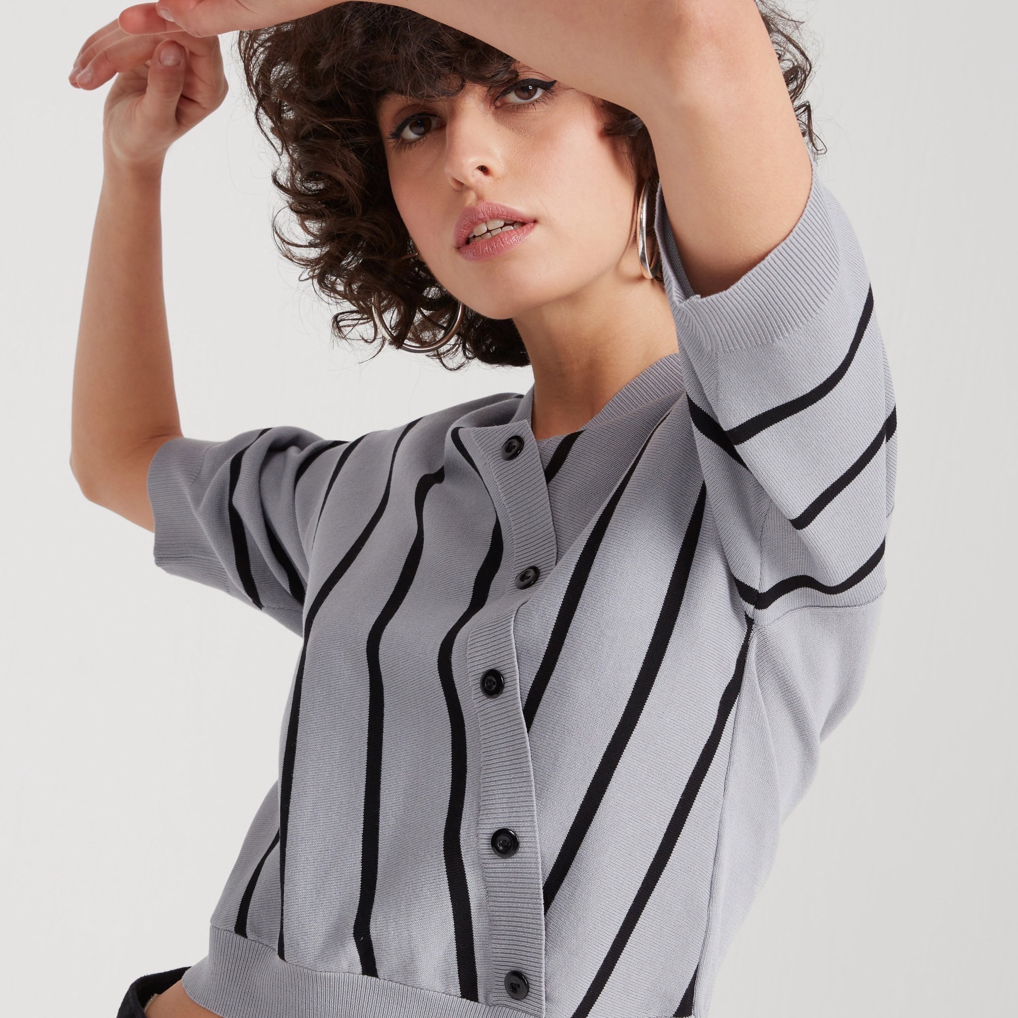 بلوزة بياقة v وأكمام 3/4 وتفاصيل زر من تو إكستريمز-women-clothing-shirtsandblouses-blouses-image-12