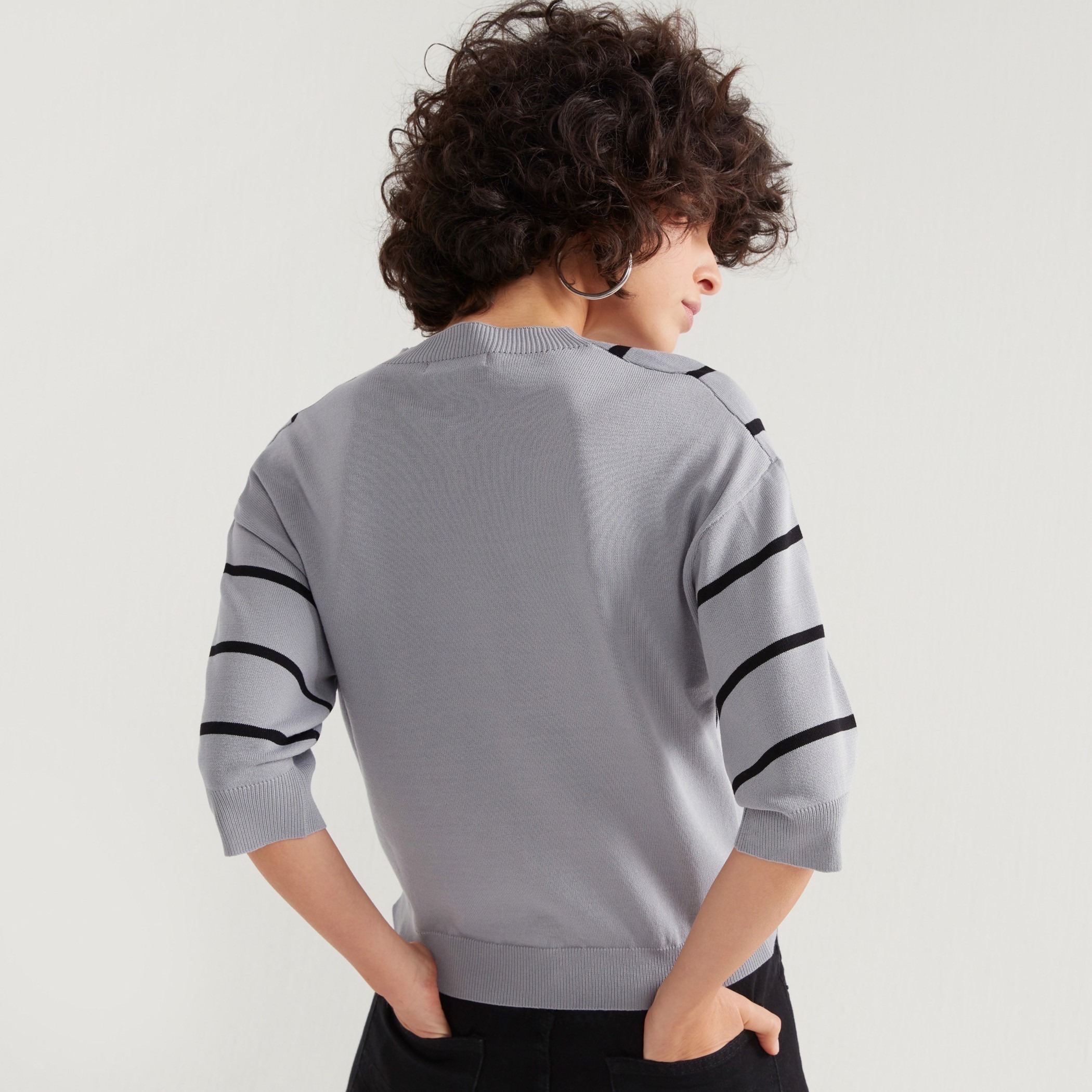 بلوزة بياقة v وأكمام 3/4 وتفاصيل زر من تو إكستريمز-women-clothing-shirtsandblouses-blouses-image-13